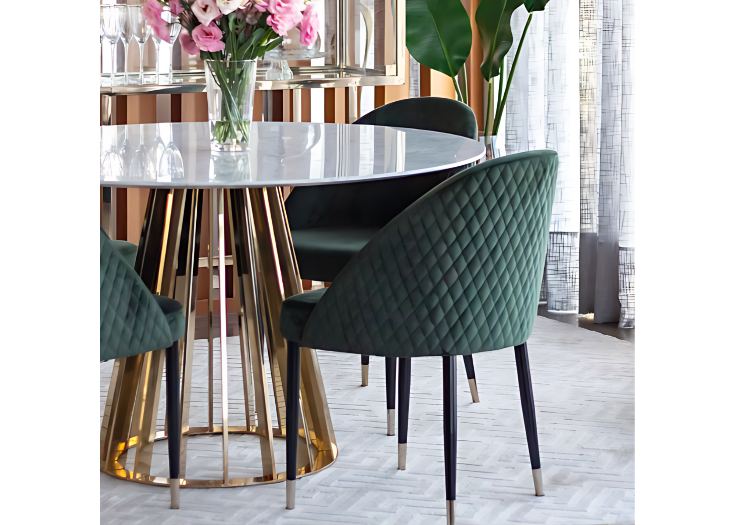 Cadeira Havena estofada em tecido veludo verde metalassê, que combina luxo, conforto e sofisticação. Uma peça elegante que valoriza qualquer sala de jantar com estilo e requinte.