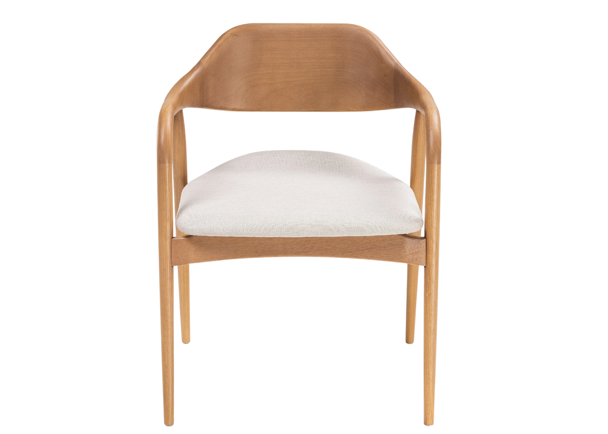 Cadeira Laura com estrutura em madeira maciça e braços curvos, combinando conforto e sofisticação em ambientes modernos