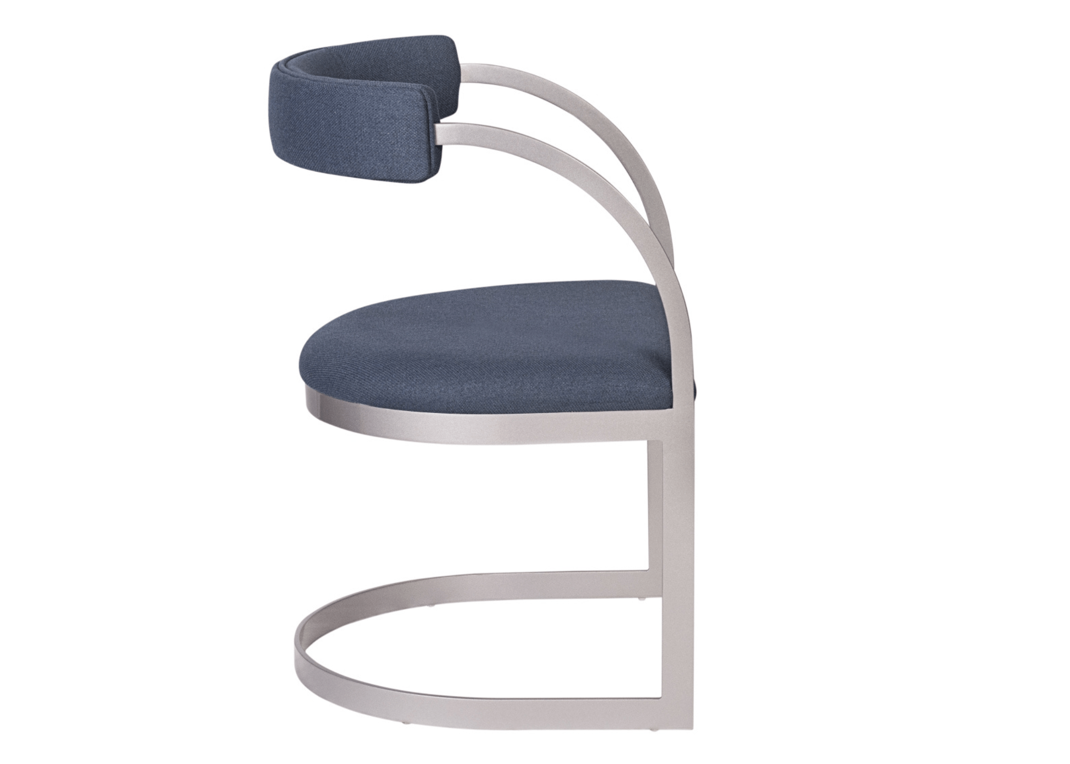 Cadeira Lidi em vista lateral com design imponente e confortável, ideal para compor ambientes modernos e sofisticados.