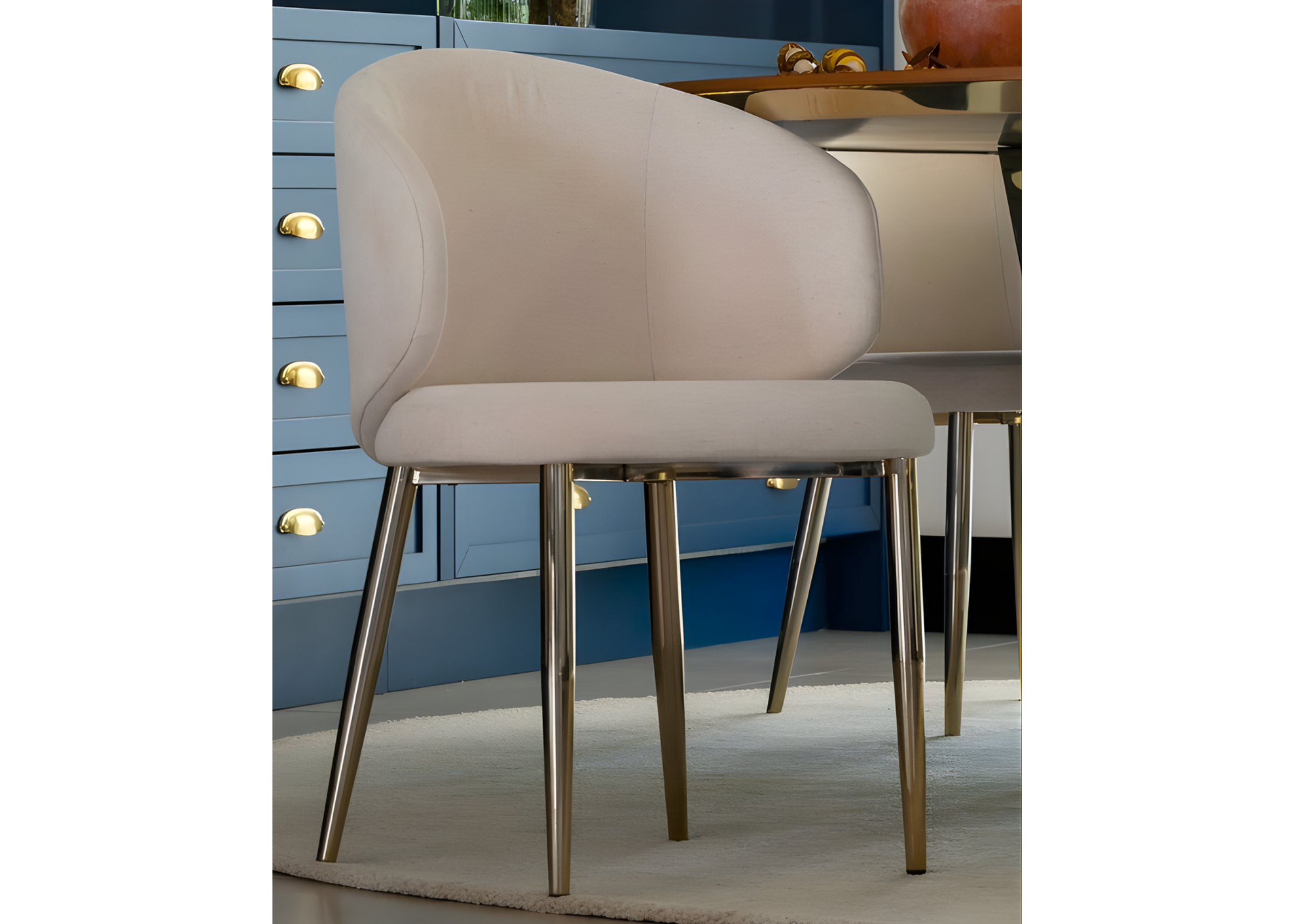 Cadeira Lola com acabamento em aço inox golden, um toque luxuoso que eleva a elegância da sala de jantar.