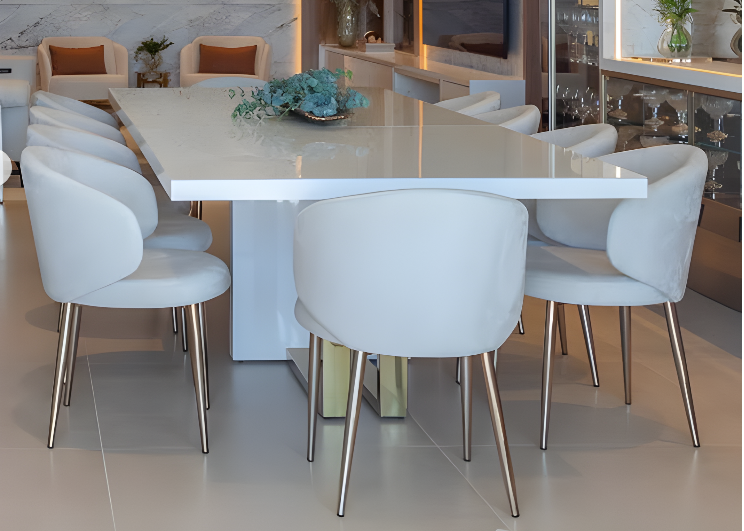 Cadeira Lola com revestimento off-white e estrutura em aço inox, unindo elegância e modernidade em um design refinado.