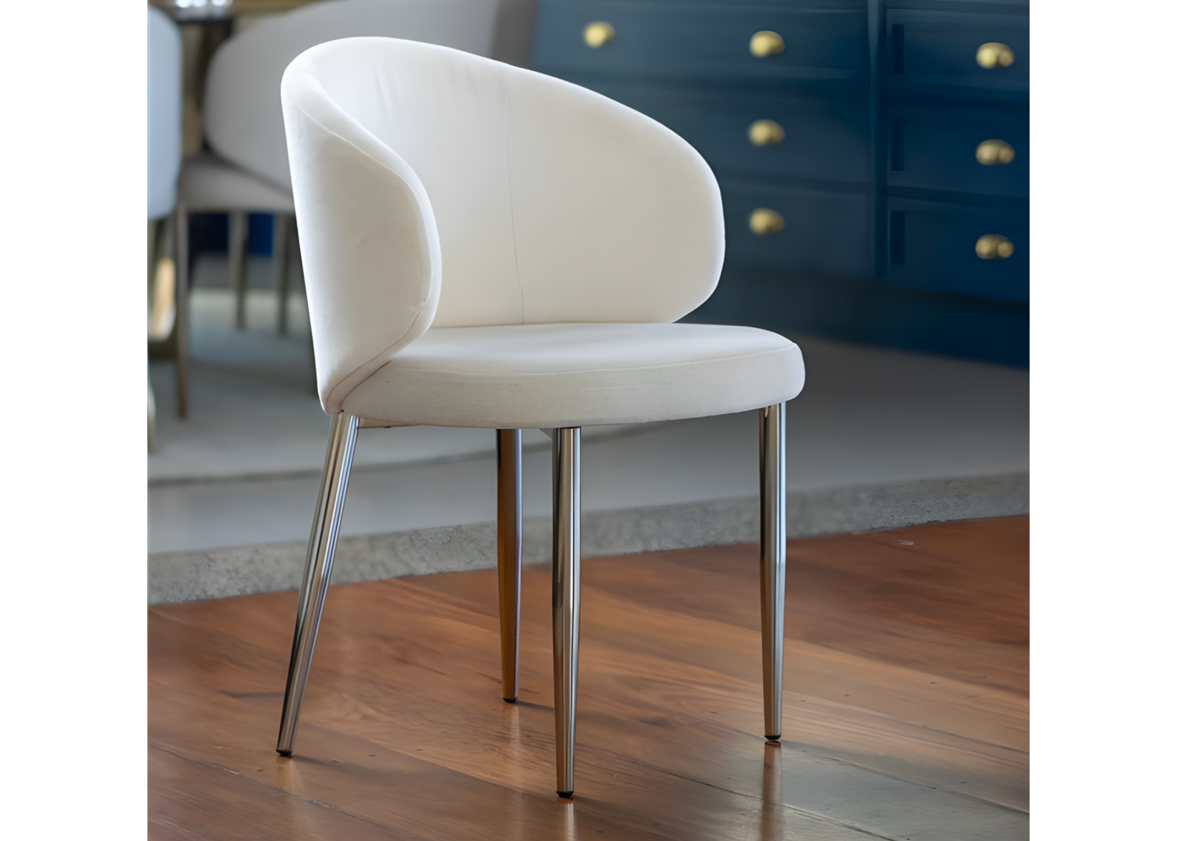 Cadeira Lola com tecido off-white e acabamento impecável, unindo elegância e conforto em cada detalhe.