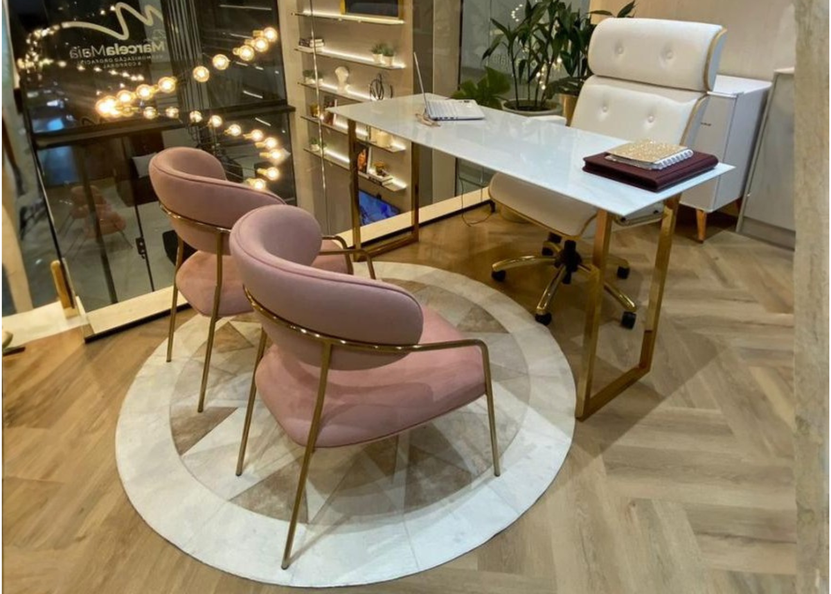 Cadeira Monalisa com revestimento rosa e design sofisticado, ideal para compor escritórios luxuosos e ambientes elegantes. Peça moderna que une conforto e requinte à decoração.