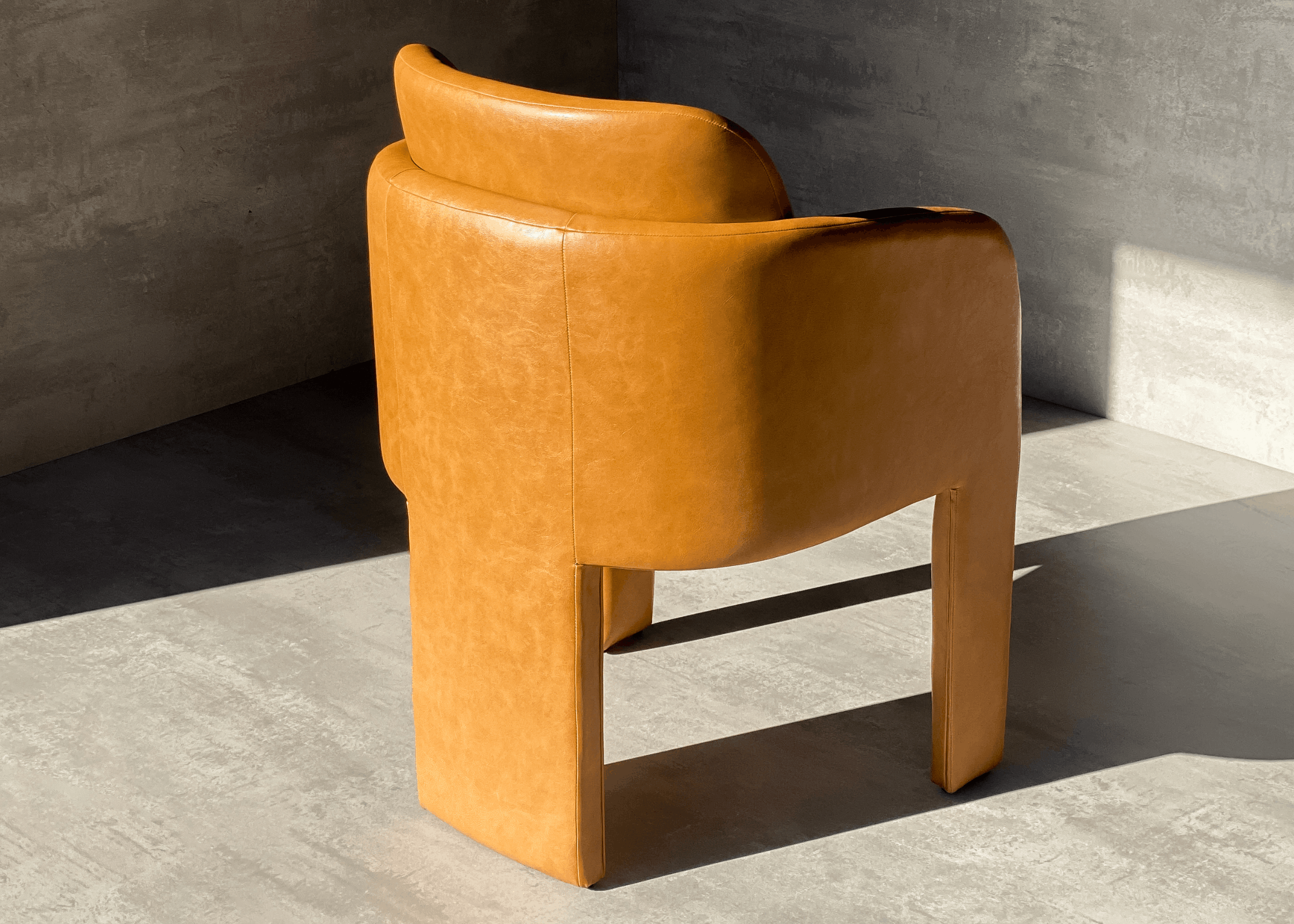 Detalhe da Cadeira Mozard com encosto ergonômico e estofamento sofisticado, peça contemporânea que une conforto e acabamento refinado.