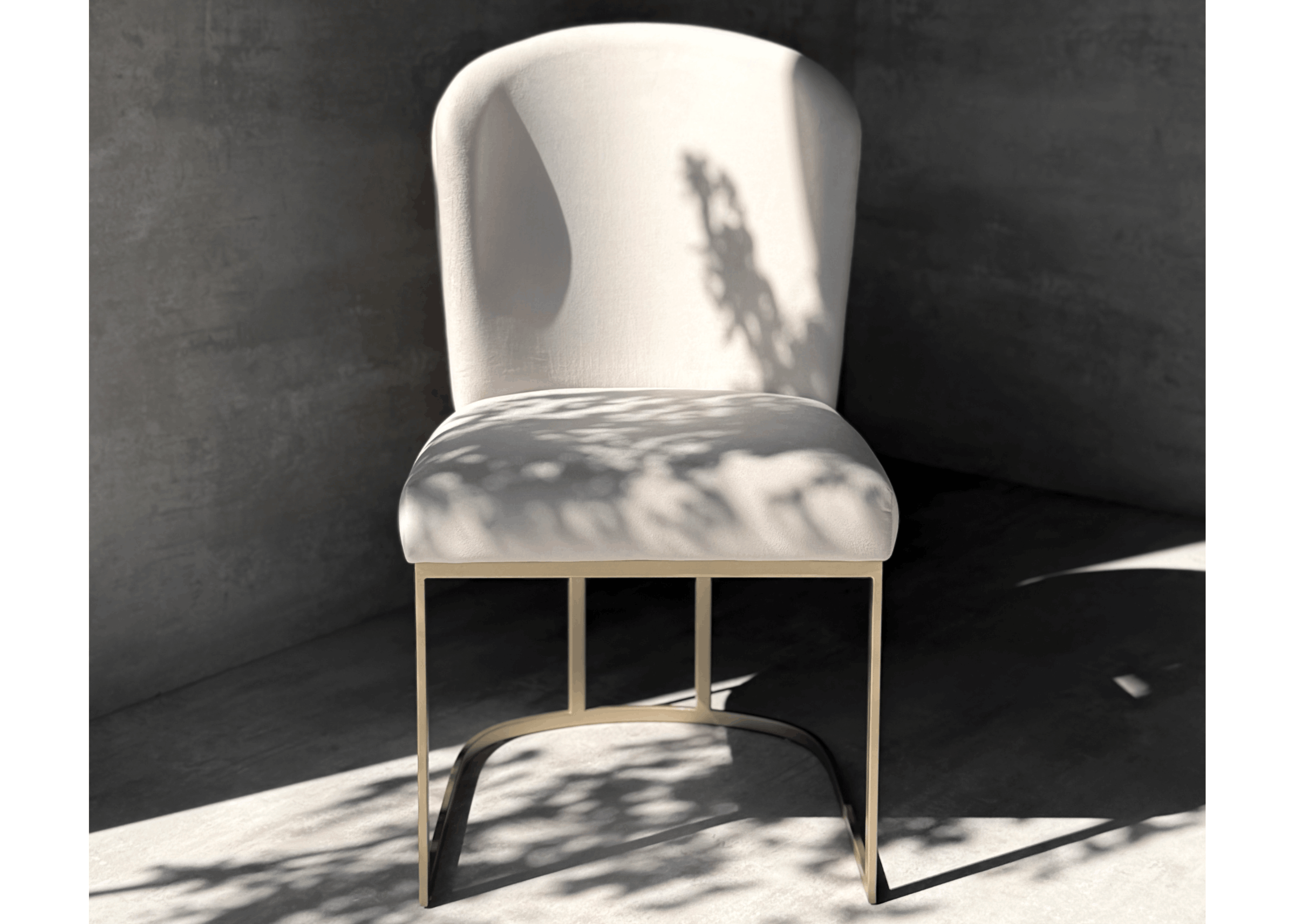 Cadeira Orion estofada em tecido claro com base em aço inox, design moderno e elegante para salas de jantar sofisticadas.