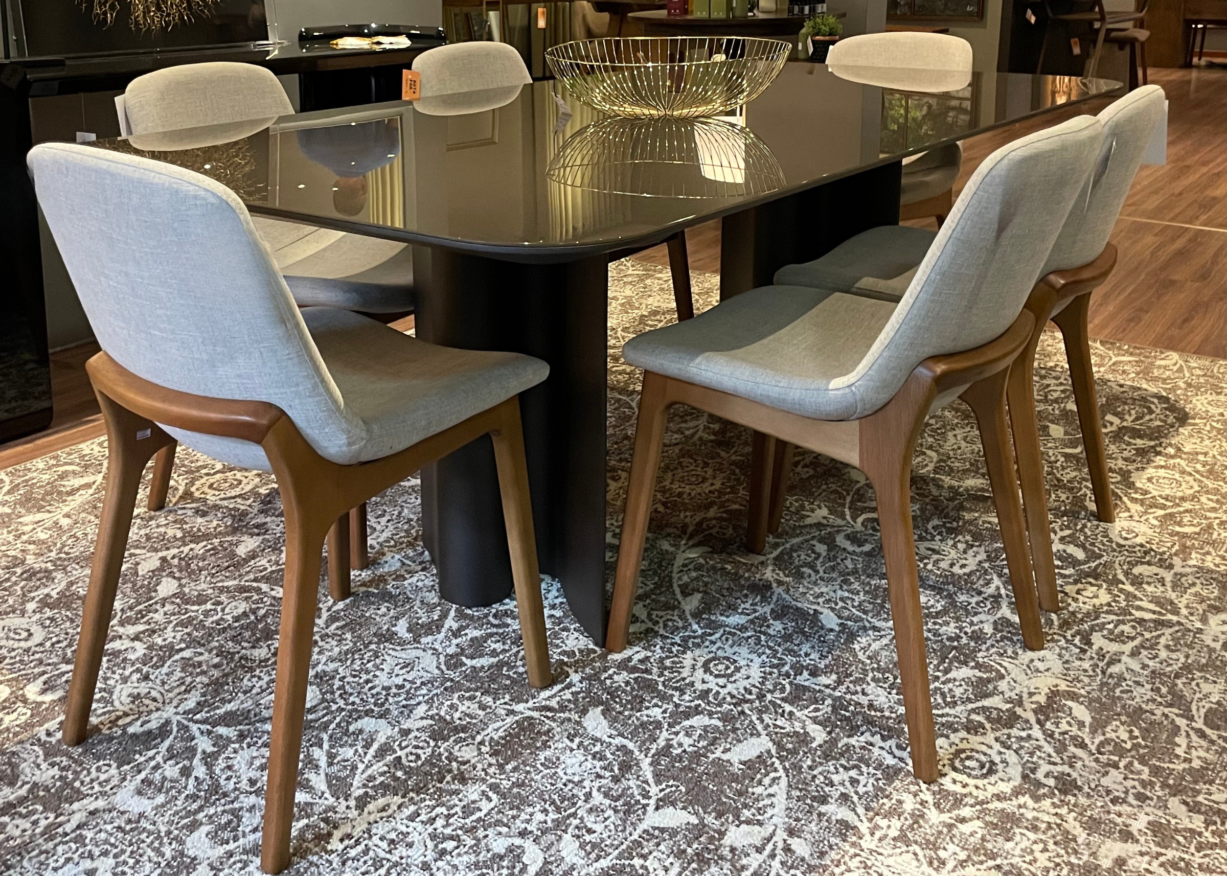 Cadeira Wave para sala de jantar, com base em madeira e design sofisticado, ideal para compor ambientes modernos.