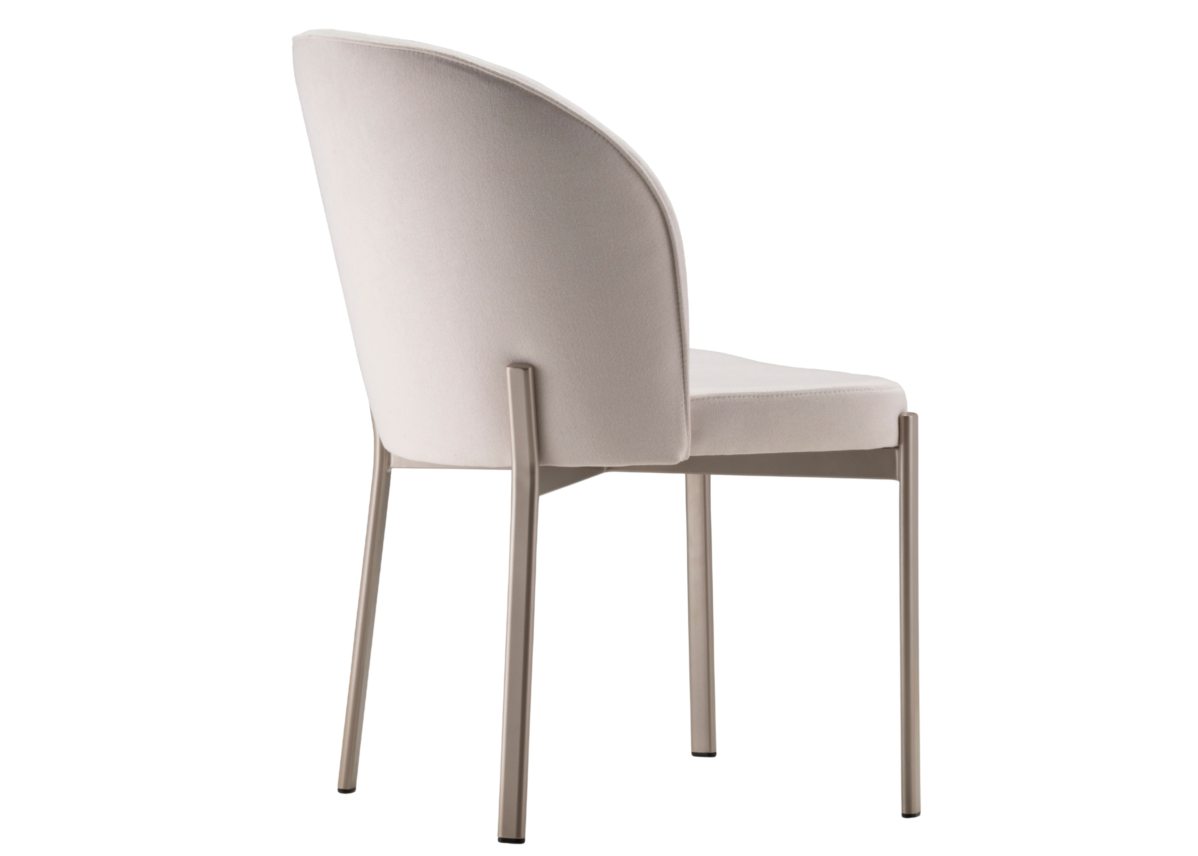 Cadeira Helena para sala de jantar com design sofisticado, estofada em tecido off-white. Móvel elegante e confortável para composições modernas e refinadas.