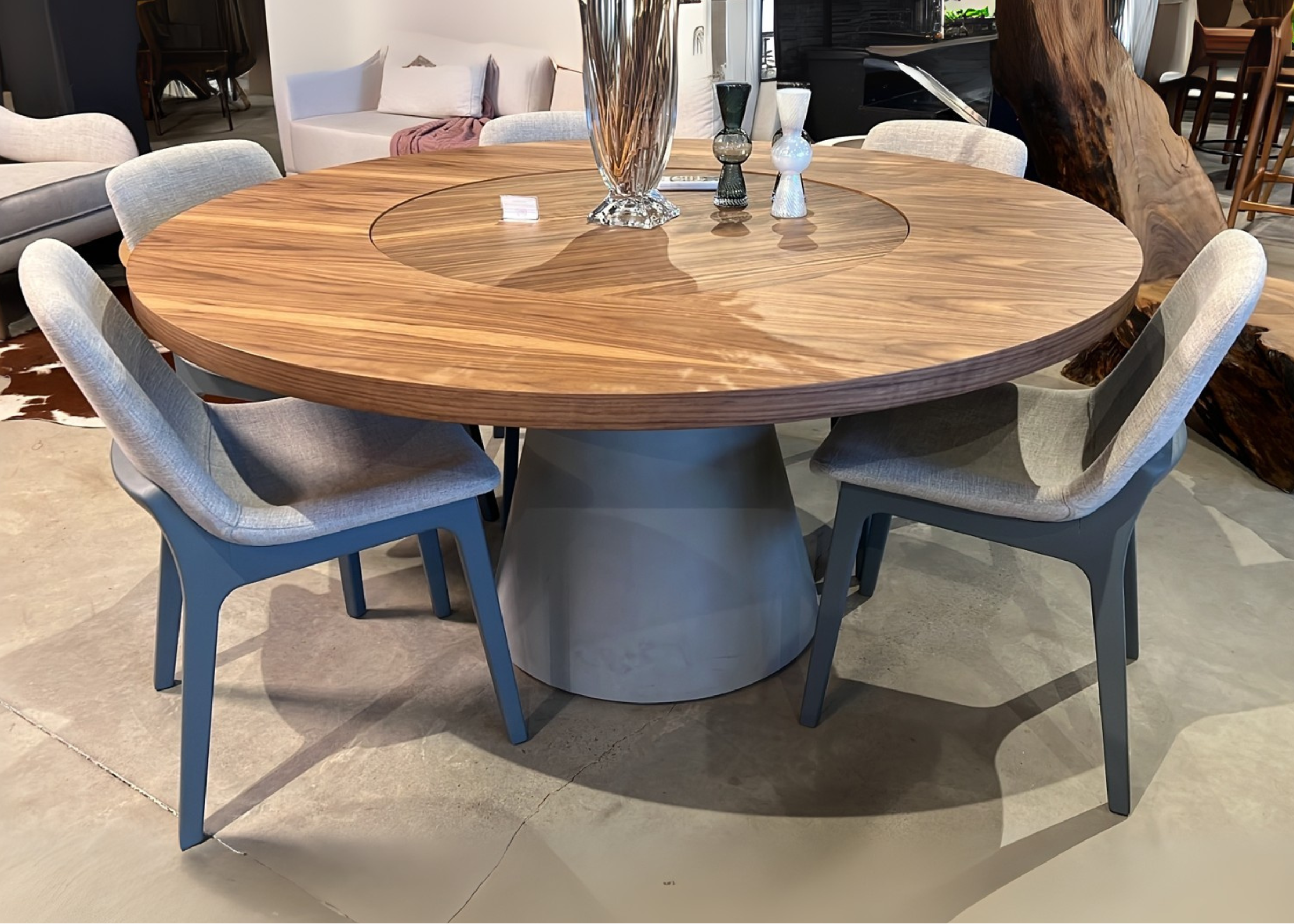 Cadeira Wave para sala de jantar, estofada em tecido cinza, unindo elegância e sofisticação.