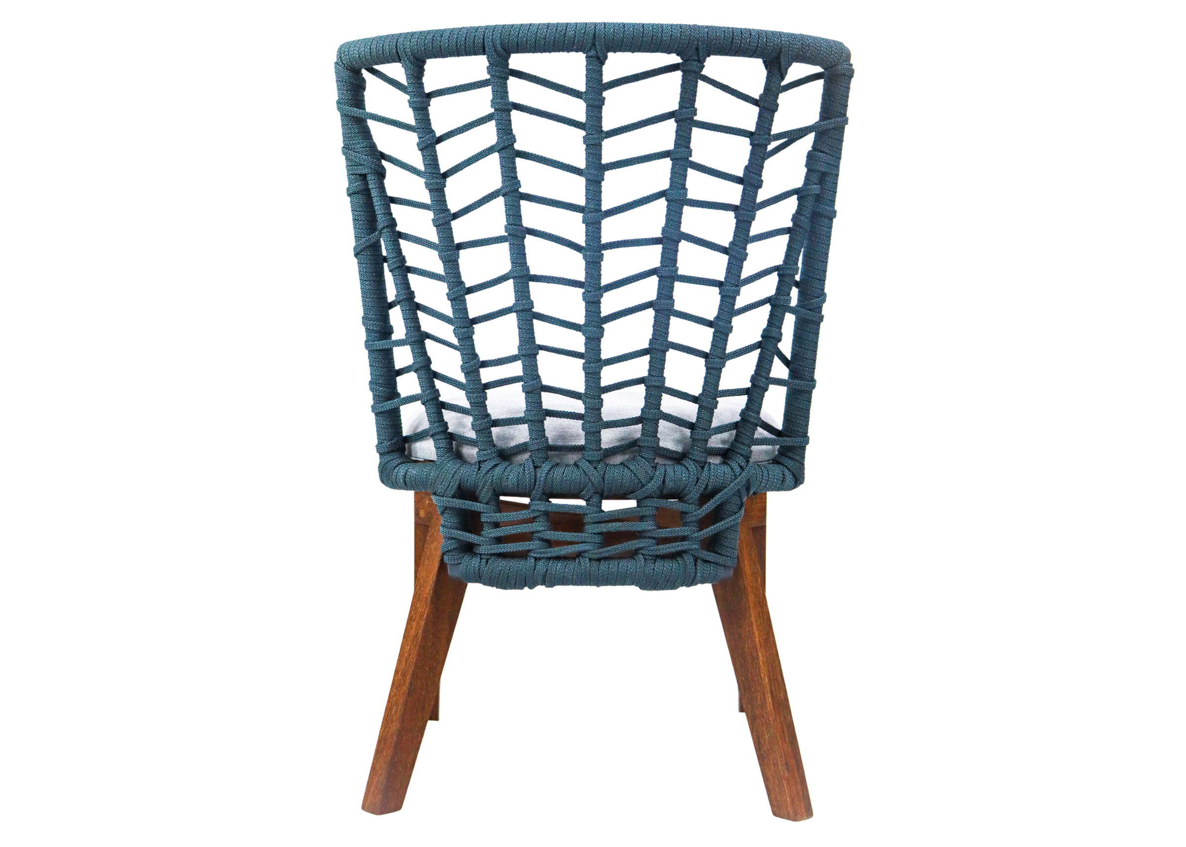 Cadeira Ventania para área externa com encosto em corda náutica e madeira cumaru, apresentando design contemporâneo e resistente para ambientes externos.