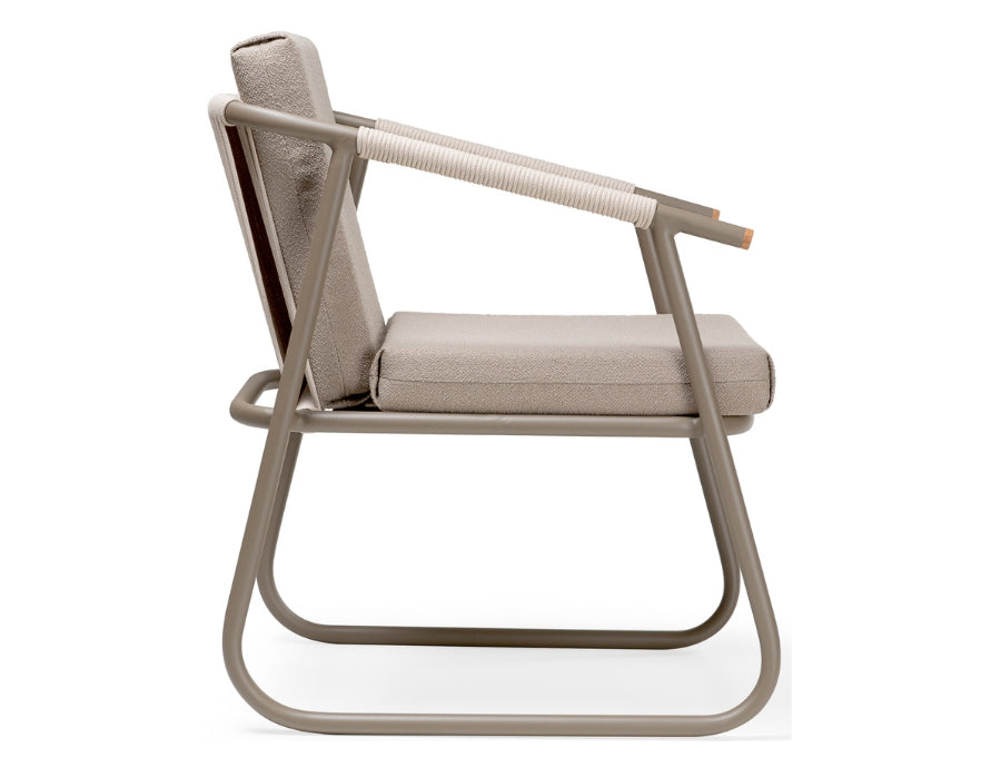 Cadeira Horizon em alumínio e tecido náutico: resistente à exposição solar e à umidade.