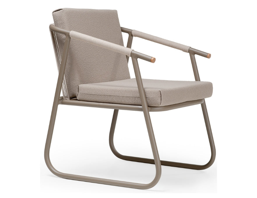 Cadeira Horizonte para áreas externas: design moderno e conforto duradouro.