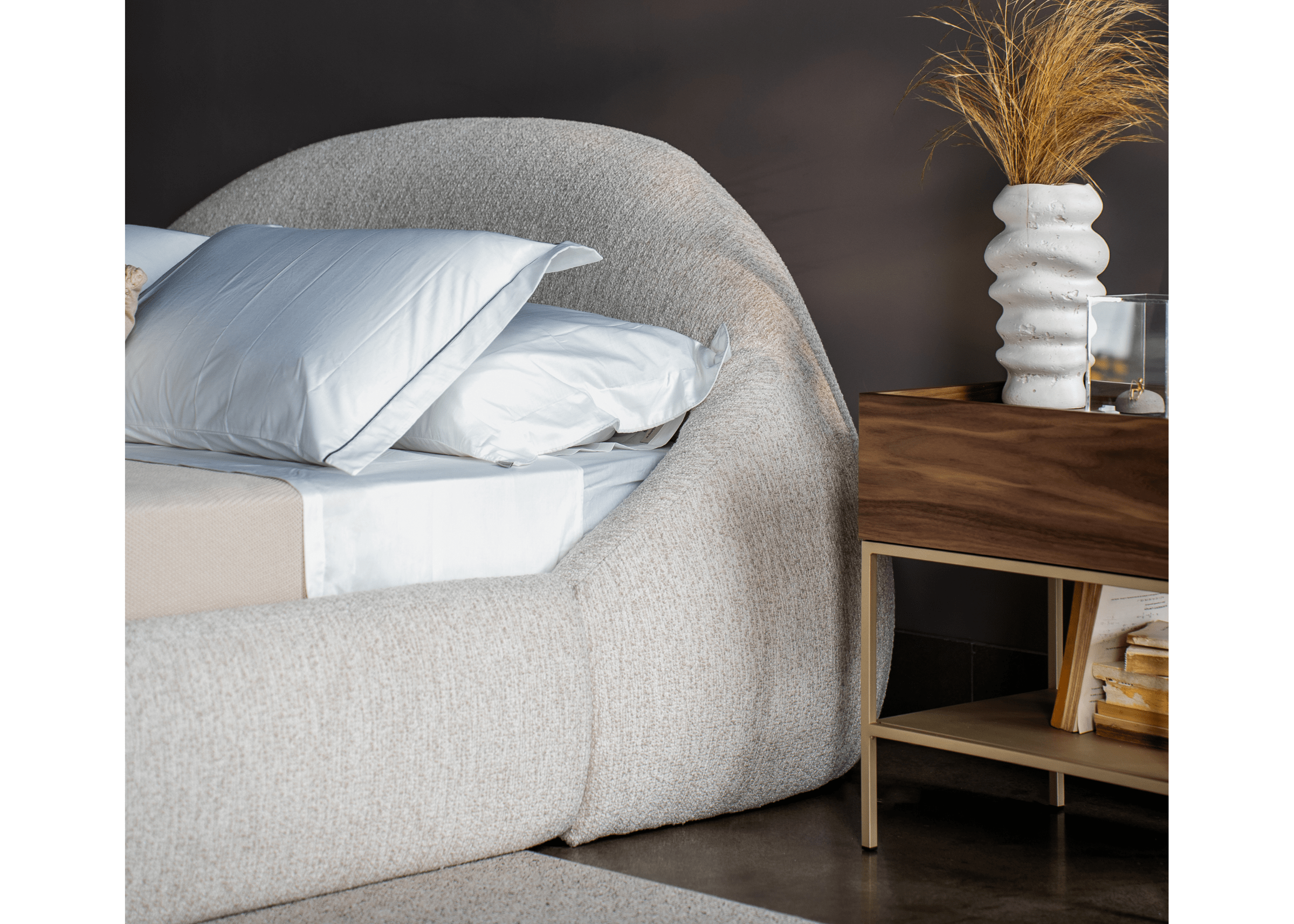 Cama Amira com cabeceira acolchoada em tecido macio, composição elegante para quarto contemporâneo.