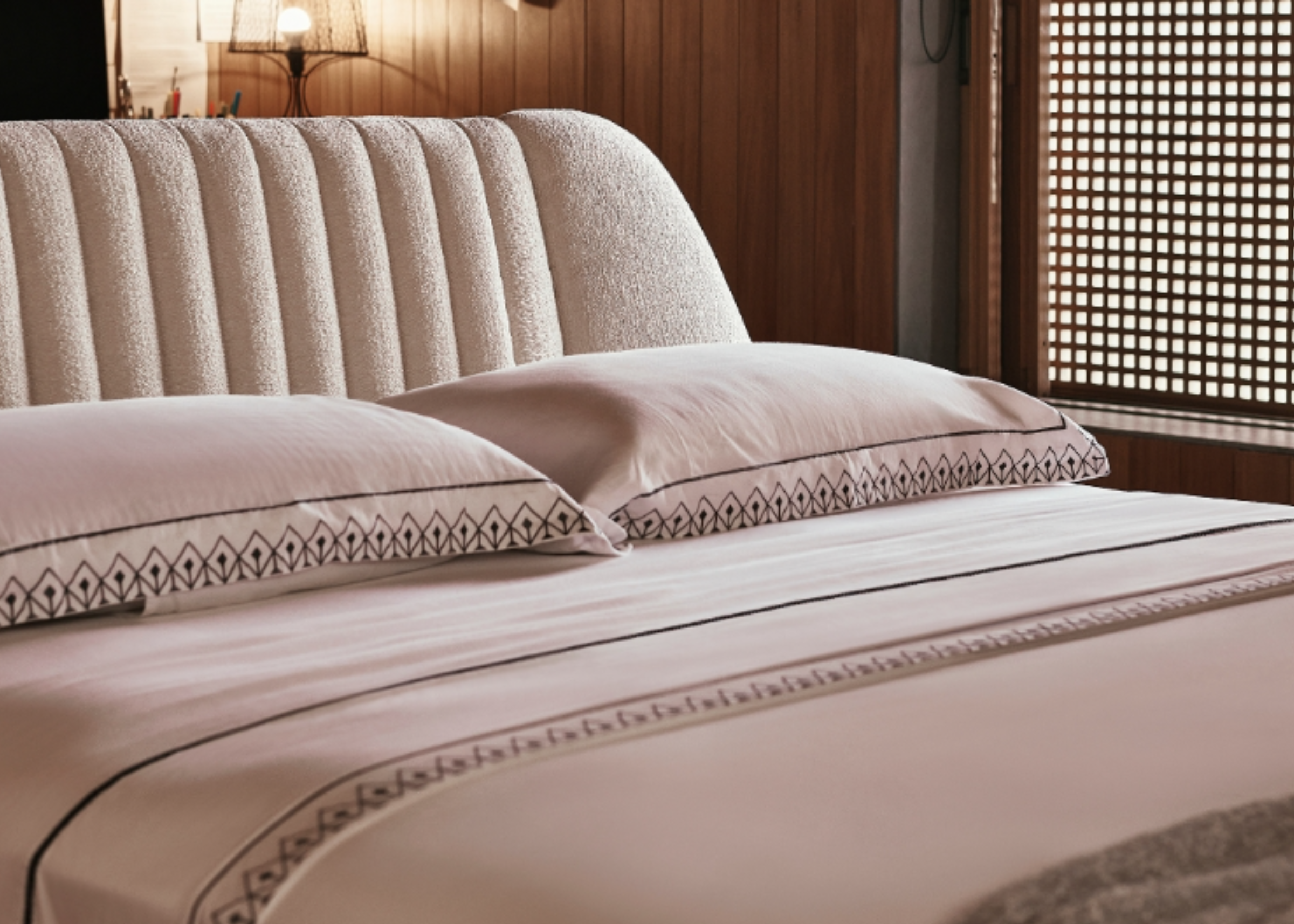 Cama Jubarte com cabeceira estofada e design agradável, ideal para quartos confortáveis e ambientes elegantes.
