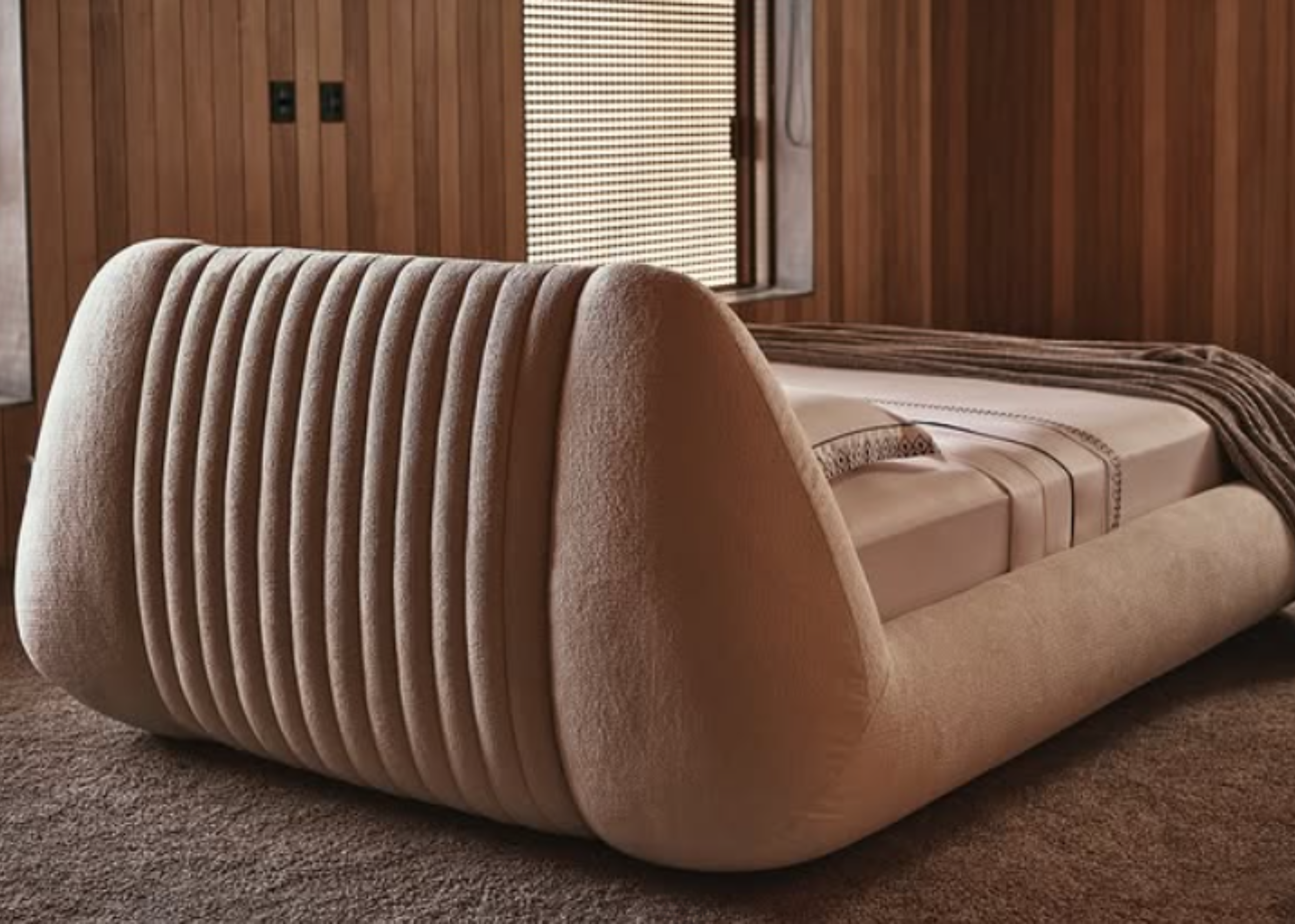 Cama Jubarte com cabeceira gomada e detalhes elegantes, ideal para quartos sofisticados e ambientes aconchegantes.