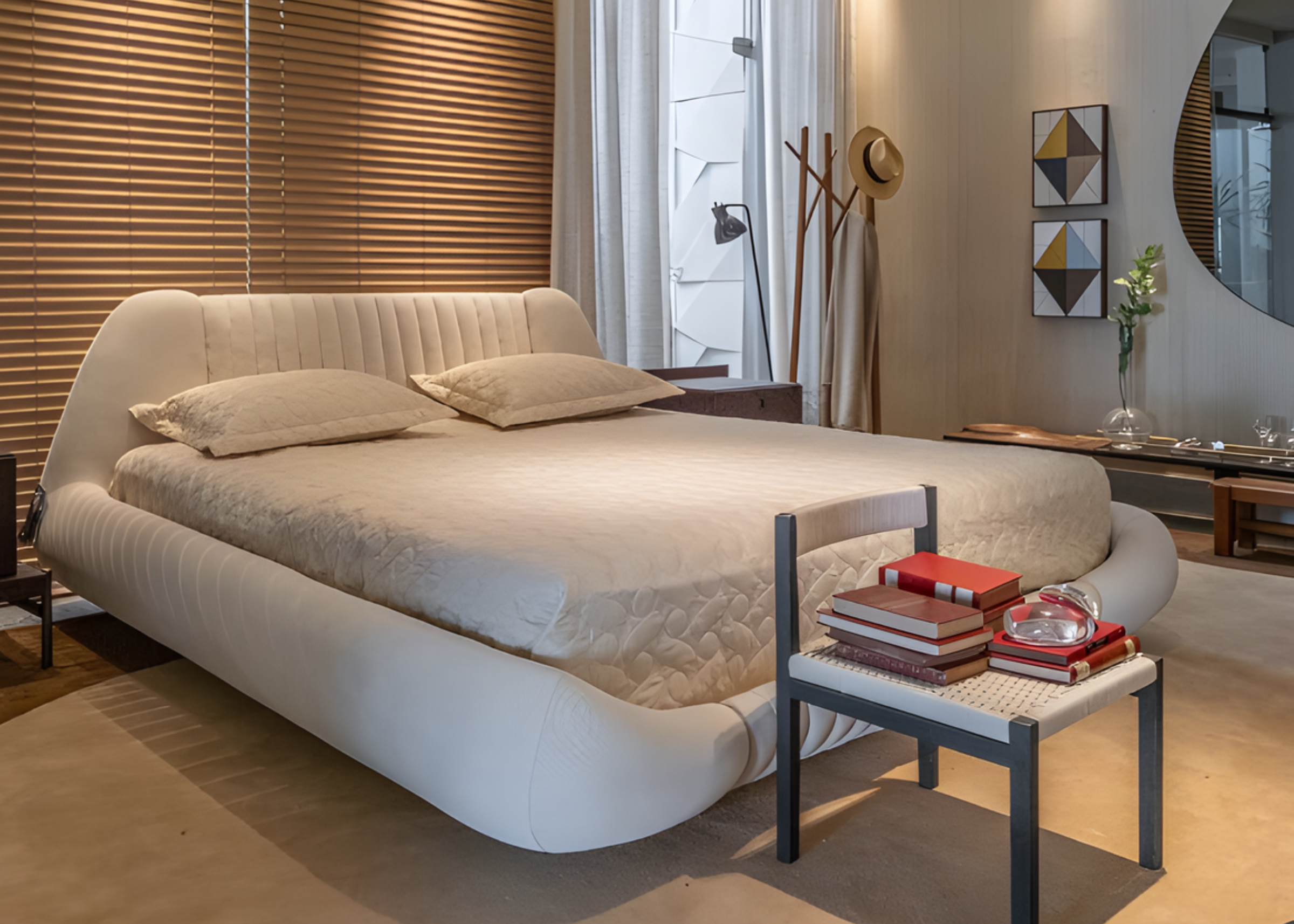 Cama Jubarte em quarto sofisticado, com revestimento off white e design confortável, ideal para ambientes elegantes e acolhedores.