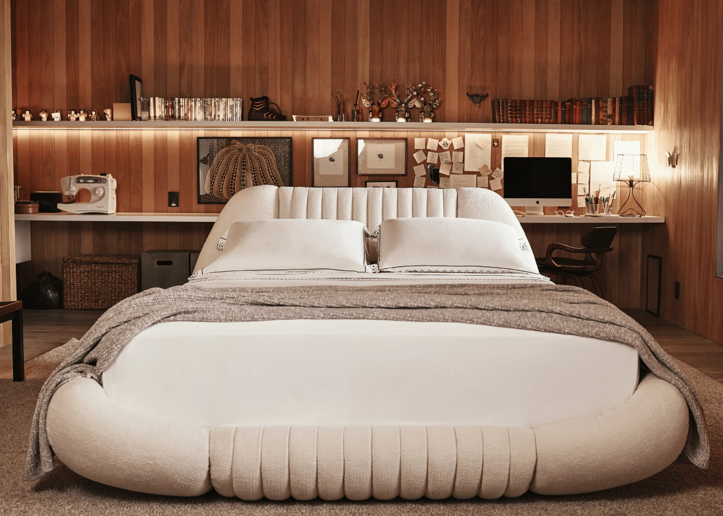 Cama Jubarte em quarto sofisticado e decorado, com design elegante ideal para ambientes aconchegantes e contemporâneos.