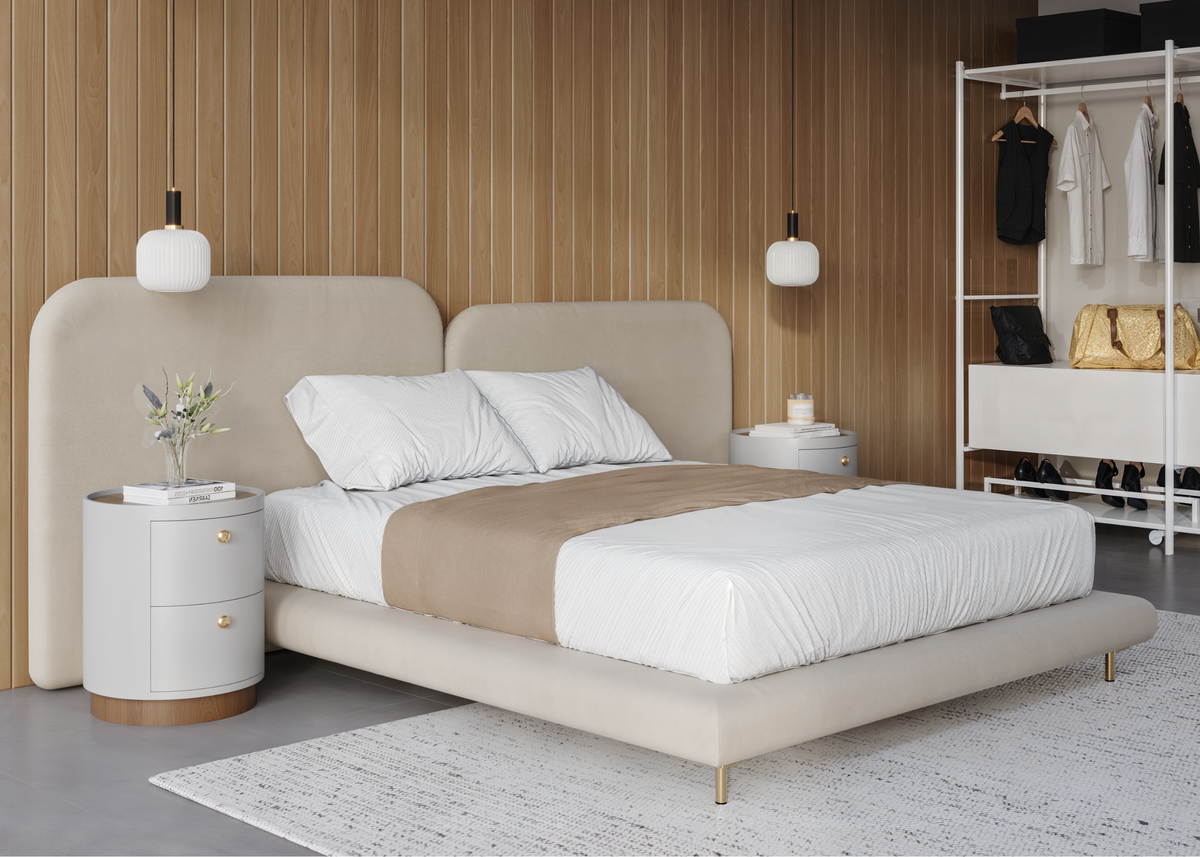 Cama Sonno com mesa de cabeceira, base estofada em tecido bouclê off-white e design sofisticado, ambientada. Móvel de alto padrão para dormitórios elegantes.