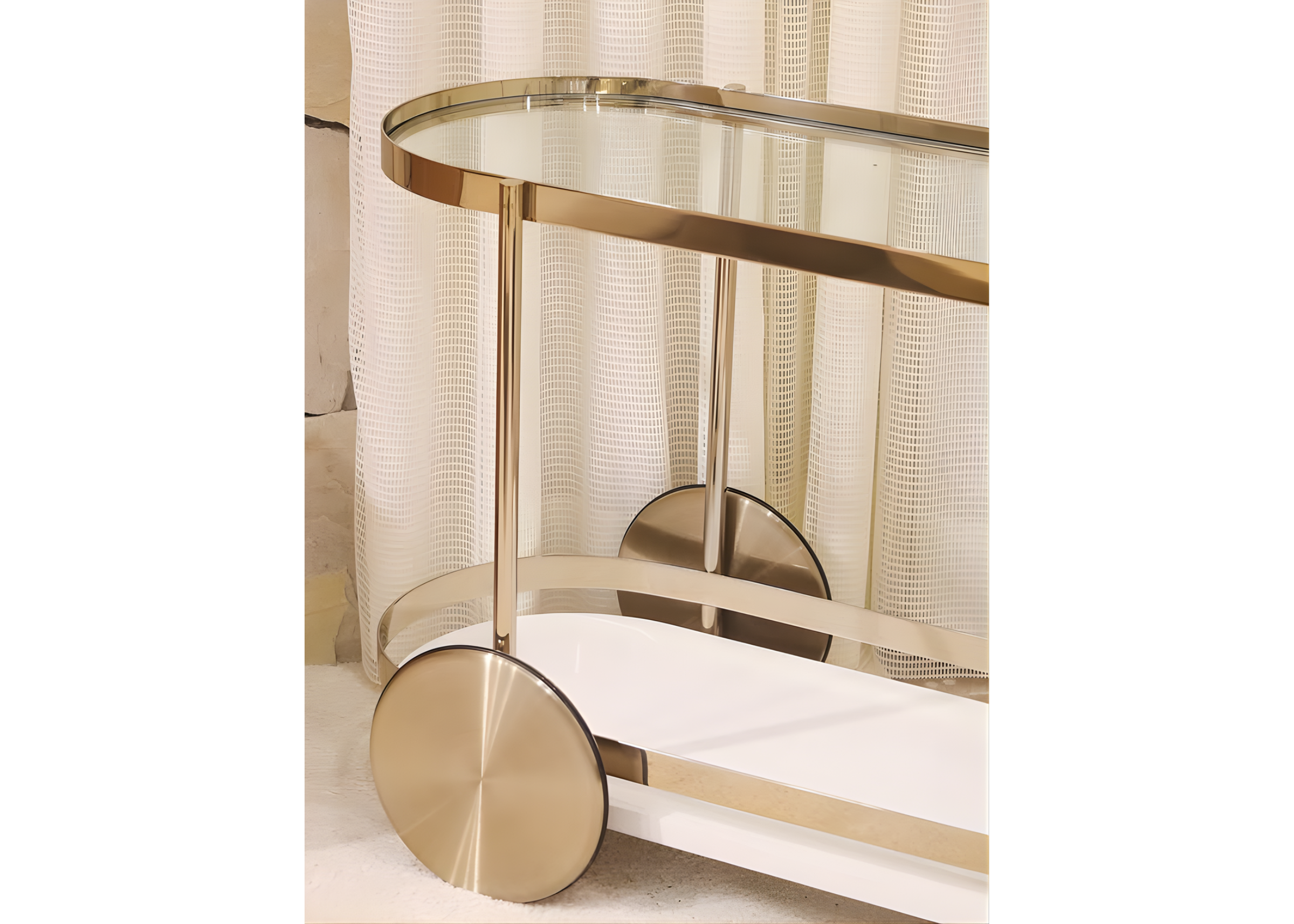 Carrinho de bar Calla com tampo transparente e base em aço inox, que combina modernidade e praticidade. Uma peça sofisticada para organizar bebidas e utensílios com elegância em qualquer ambiente.