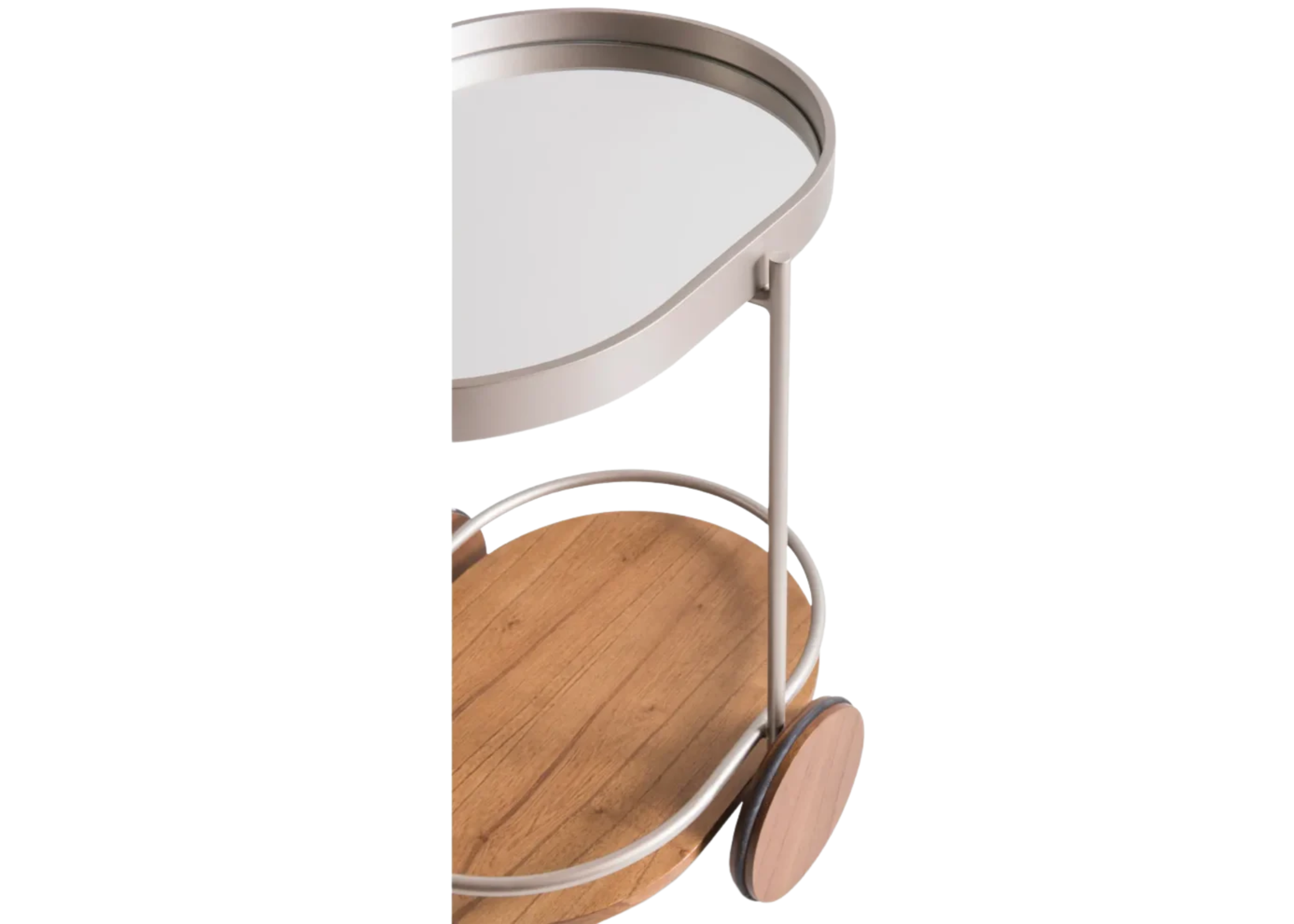Carrinho bar Chloe com rodas e tampo inferior em madeira tingida, apresentando design elegante e sofisticado, ideal para compor ambientes modernos e refinados.