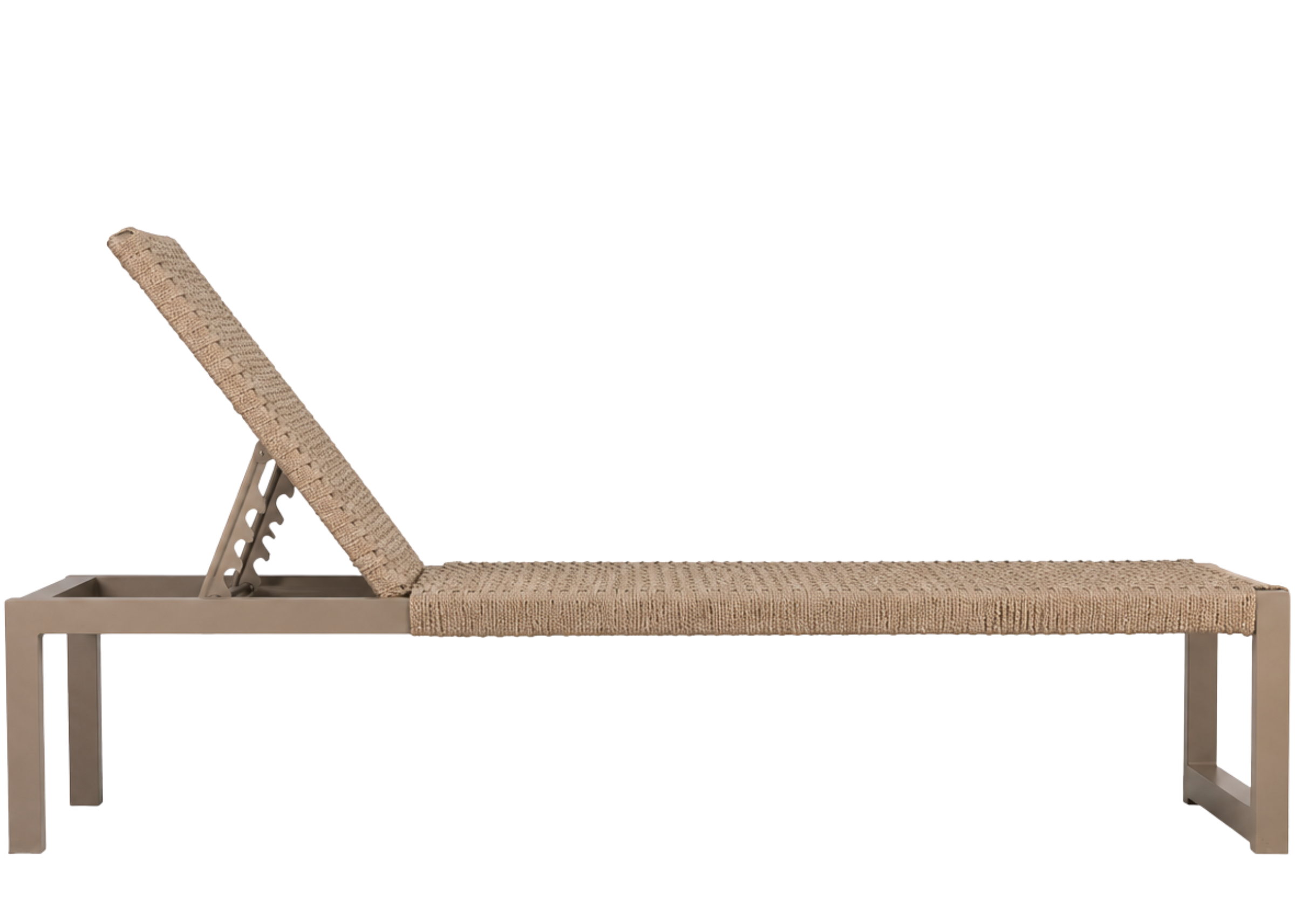 Chaise para área externa Hamma com assento e encosto em corda náutica, ideal para compor espaços externos sofisticados e confortáveis.