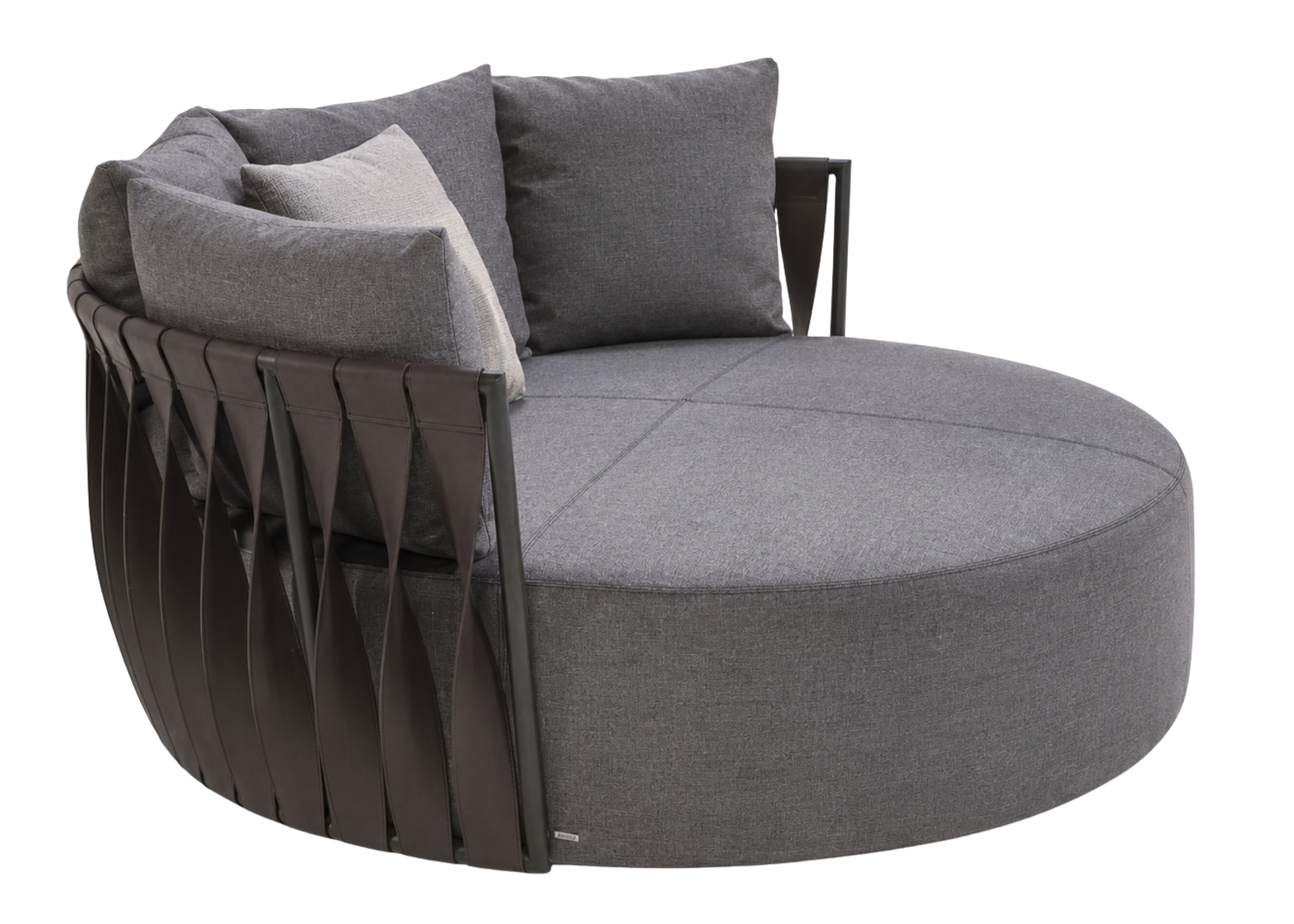 Chaise Lattice com detalhes em couro nas costas e assento confortável, apresentando design sofisticado e elegante, ideal para compor ambientes modernos e refinados.