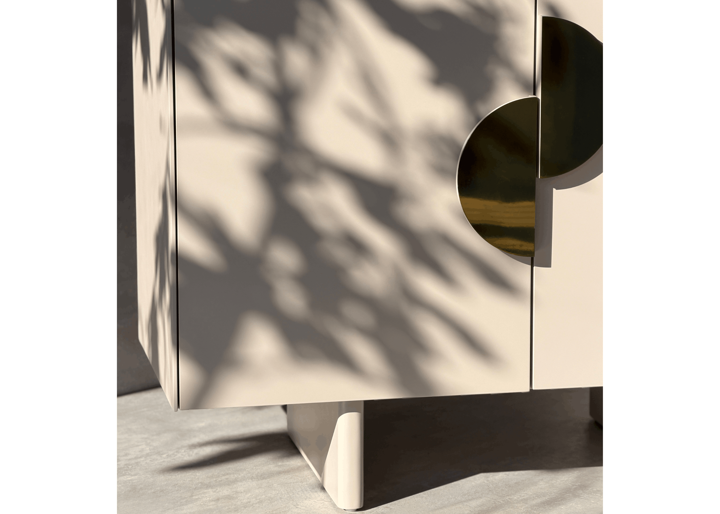 Cômoda Alba com portas e gaveta integradas, design minimalista com pés discretos e puxadores metálicos dourados.