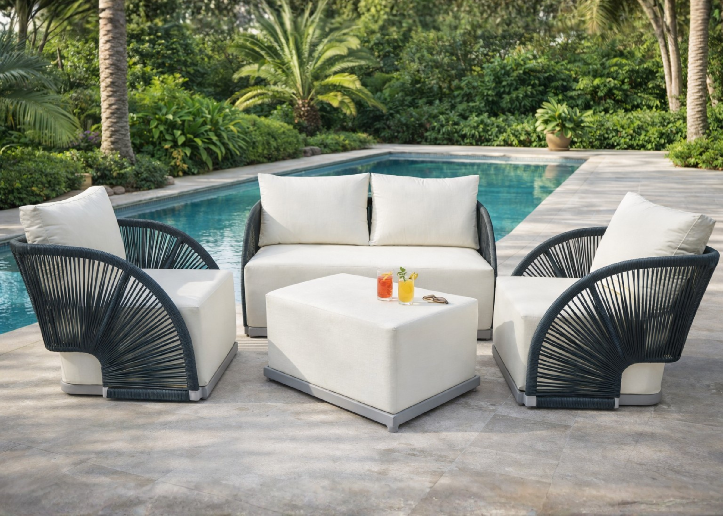 Conjunto para área externa da linha Maré, com estrutura em alumínio, revestimento em corda náutica e acabamento impermeável na cor off white, ideal para ambientes externos elegantes e sofisticados.