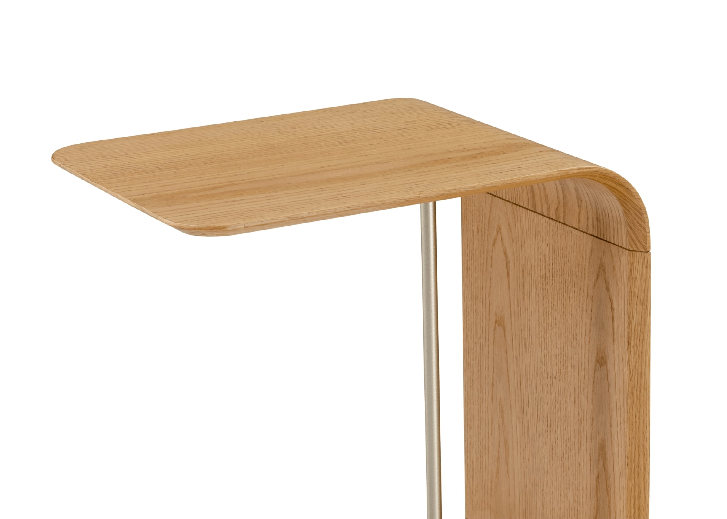 Detalhe do tampo da mesa de apoio em carvalho com curvas suaves e acabamento sofisticado.