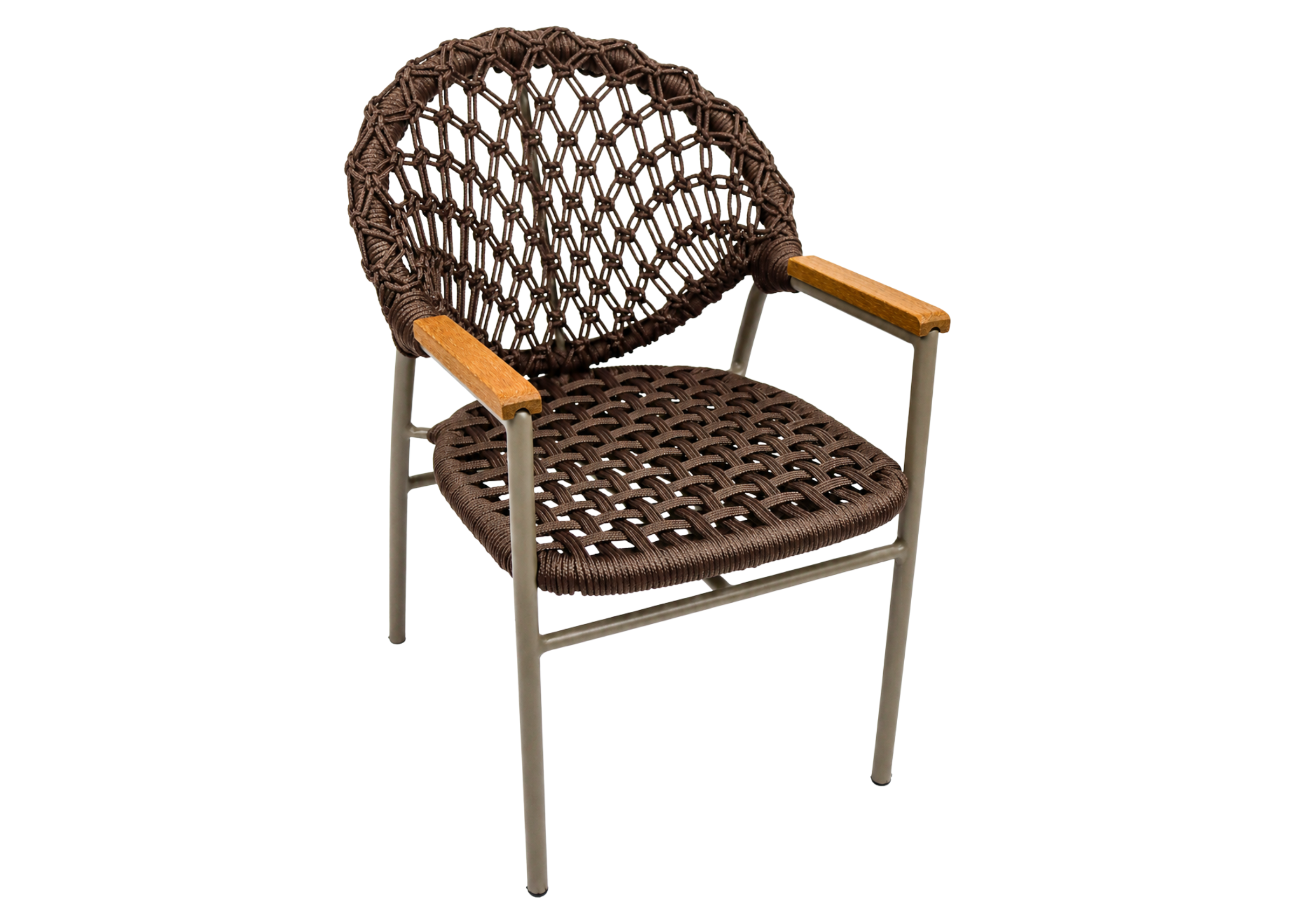Cadeira Summer com braço em alumínio pintado, corda náutica e madeira cumaru, apresentando design confortável e contemporâneo para varandas e áreas gourmet.