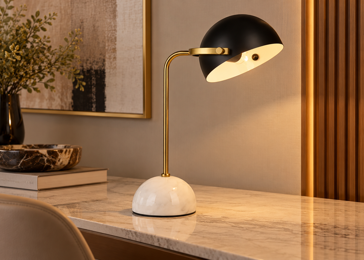Luminária 4120 com base em mármore, cúpula preta e detalhes dourados, apresentando design elegante e sofisticado.