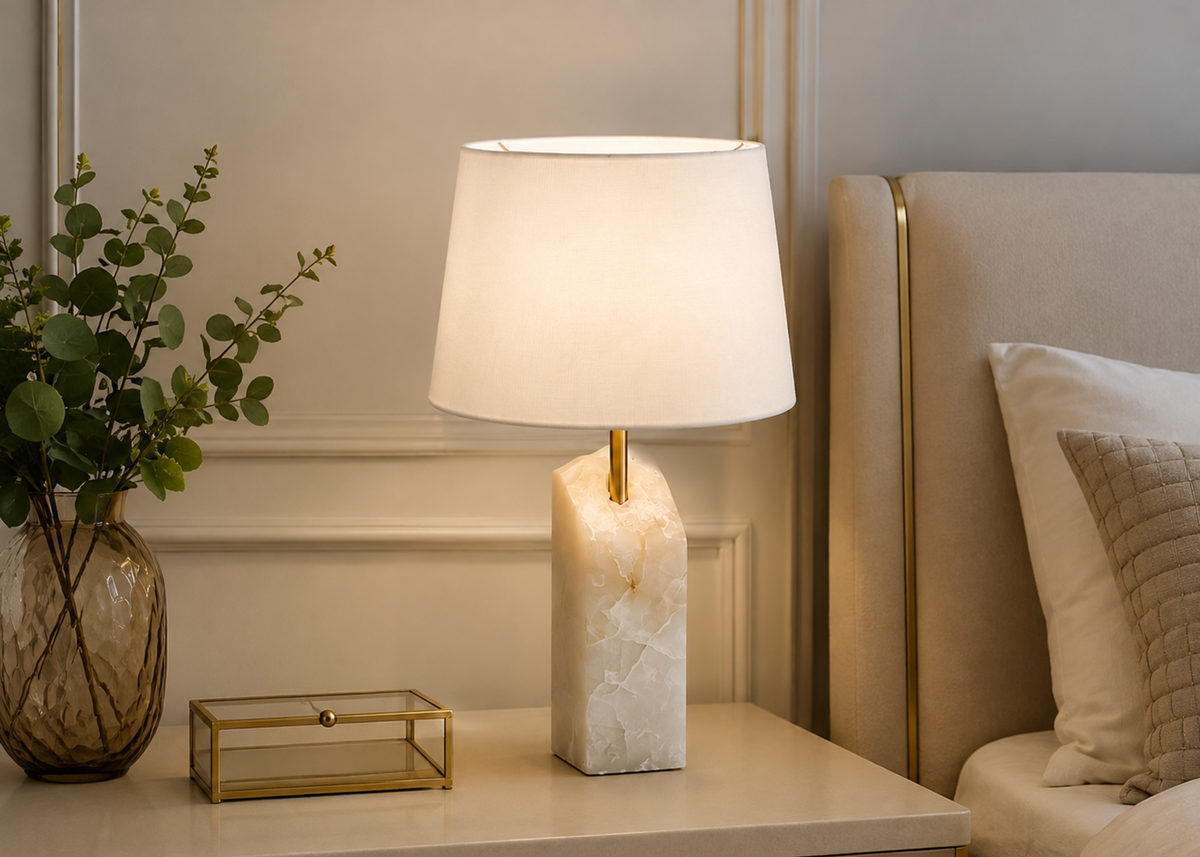 Luminária 4140 com design moderno, base em mármore, haste dourada e cúpula em tecido branco, proporcionando iluminação elegante.
