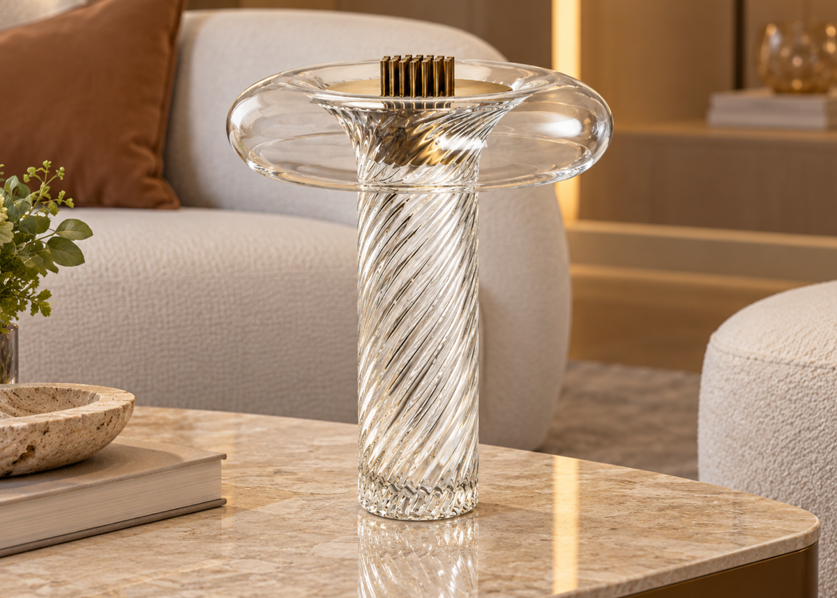 Luminária de mesa 4125 com design sofisticado, corpo em vidro translúcido e acabamento refinado para ambientes contemporâneos.