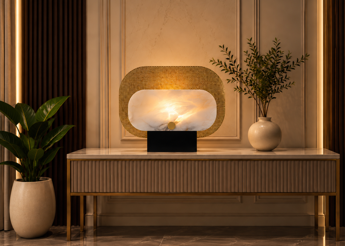 Luminária de mesa 4132 com vidro preto, difusor em alabastro e detalhe em metal dourado, apresentando design moderno e sofisticado.