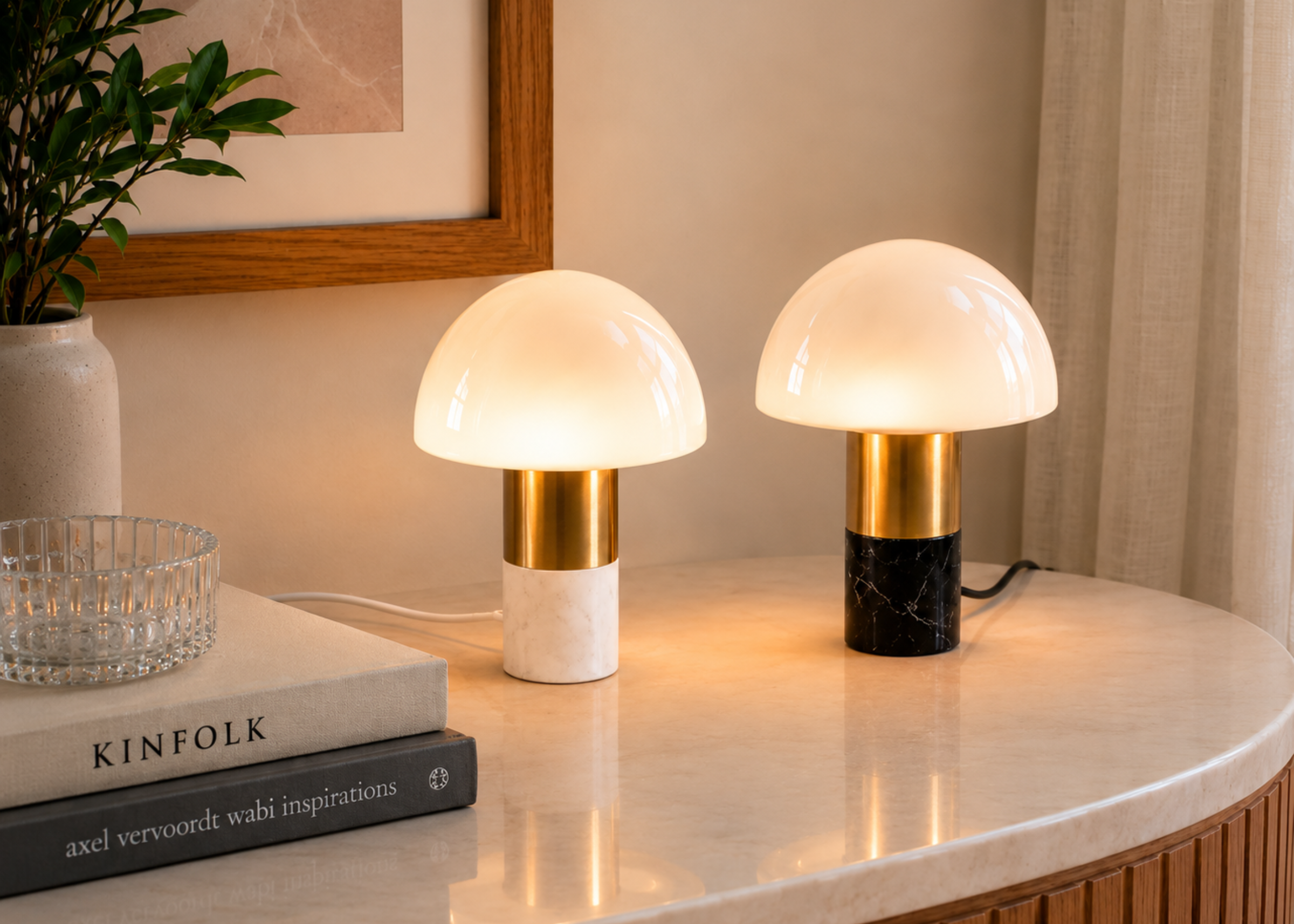 Luminária de mesa 4133 com opções de base em mármore preto ou branco, estrutura em metal dourado e cúpula em vidro, apresentando design sofisticado e contemporâneo.