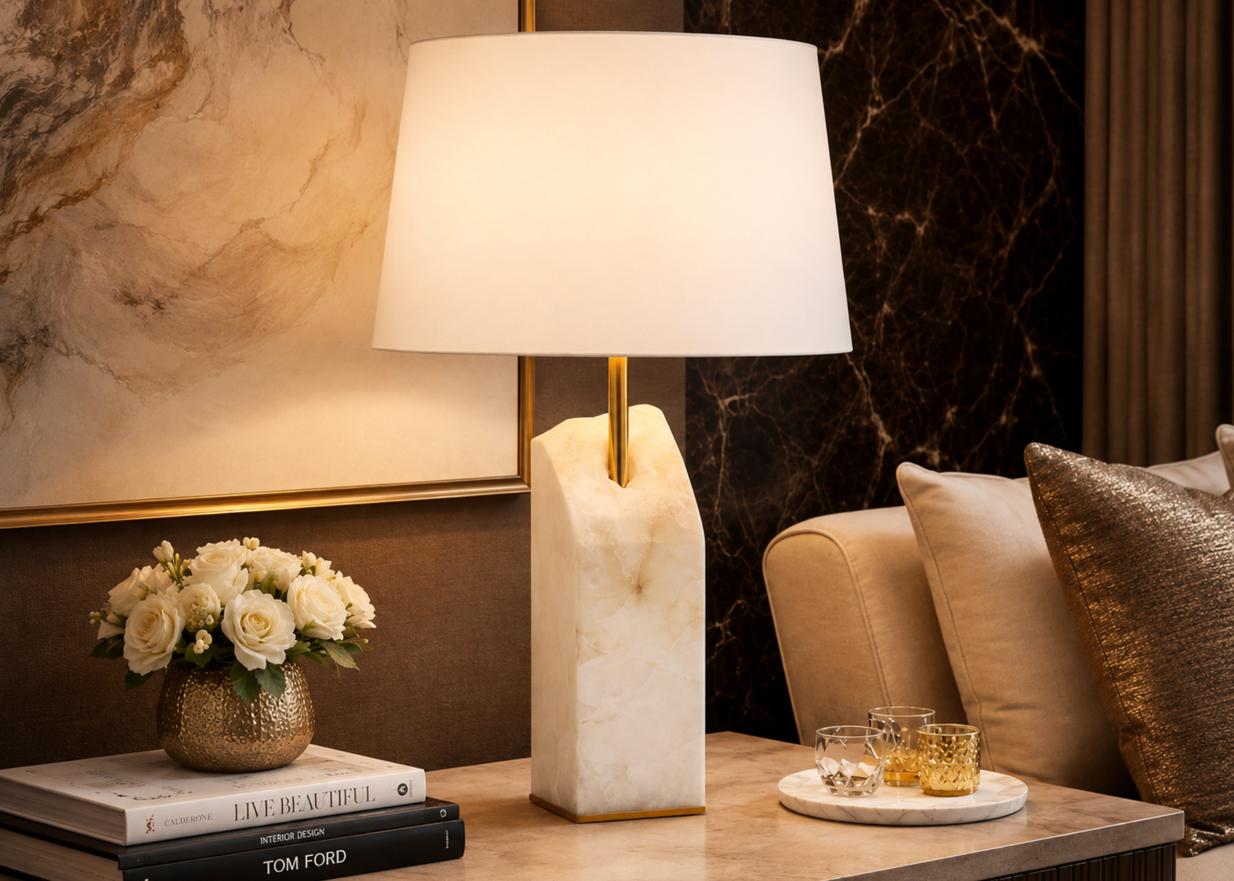 Luminária de mesa modelo 4140 em mármore, metal dourado e tecido branco, ideal para compor ambientes contemporâneos e refinados.