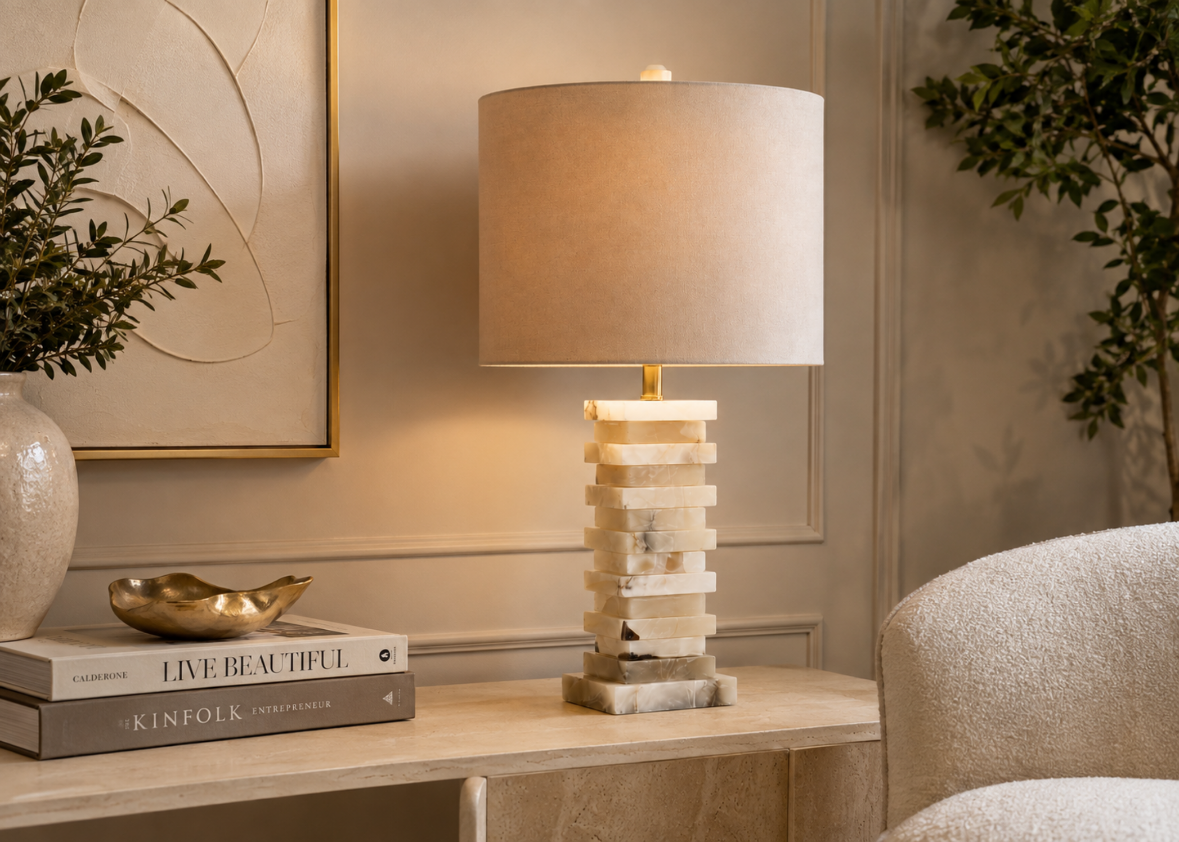 Luminária de mesa modelo 4141 em metal dourado, mármore e tecido, ideal para compor ambientes contemporâneos e refinados.