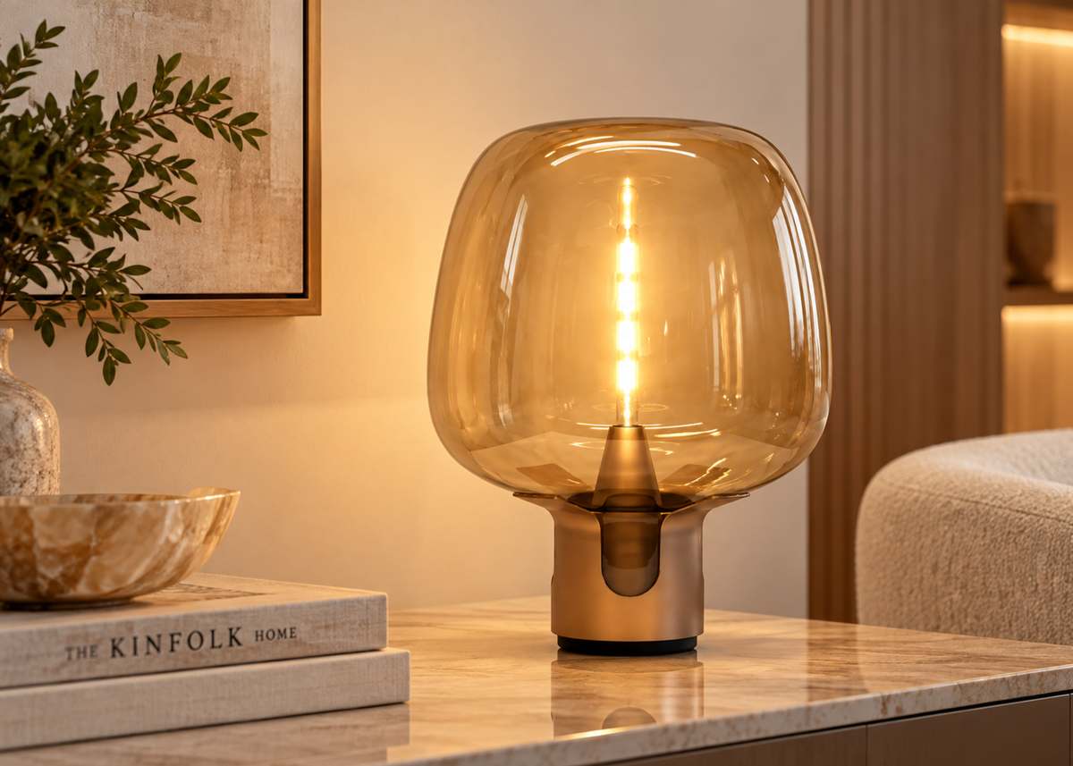 Luminária de mesa 4137 em metal dourado e vidro âmbar, combinando acabamento refinado e design moderno para ambientes elegantes.