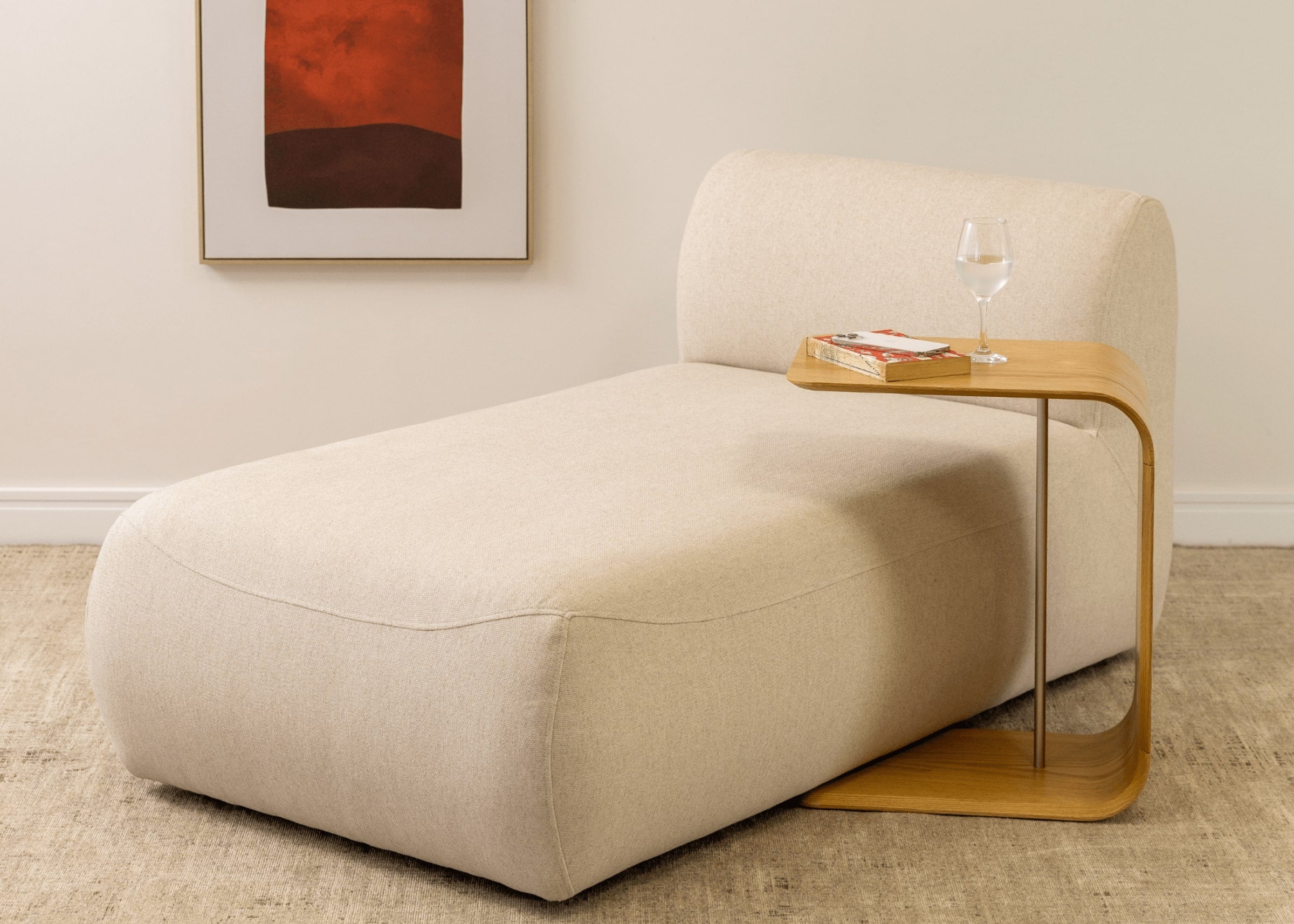 Sala decorado com mesa de apoio Madri ao lado de sofá bege, estilo moderno e funcional.