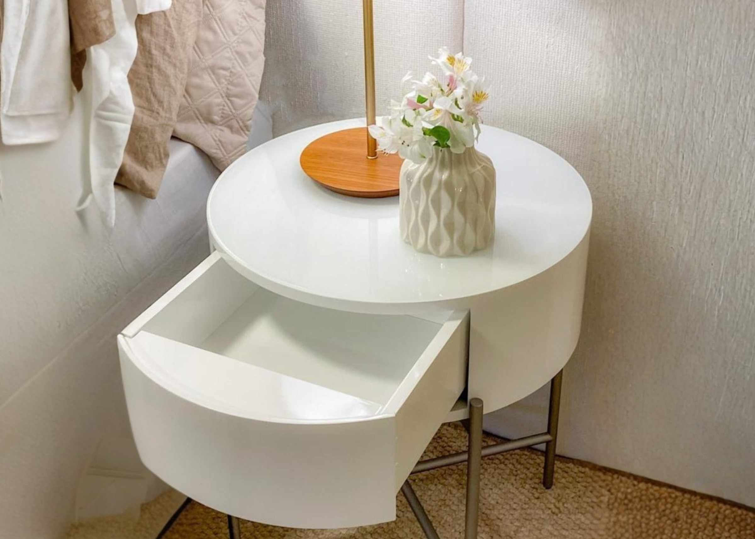 Mesa de cabeceira Henry em quarto moderno com acabamento em laca branca, apresentando design elegante e sofisticado, ideal para compor ambientes contemporâneos.