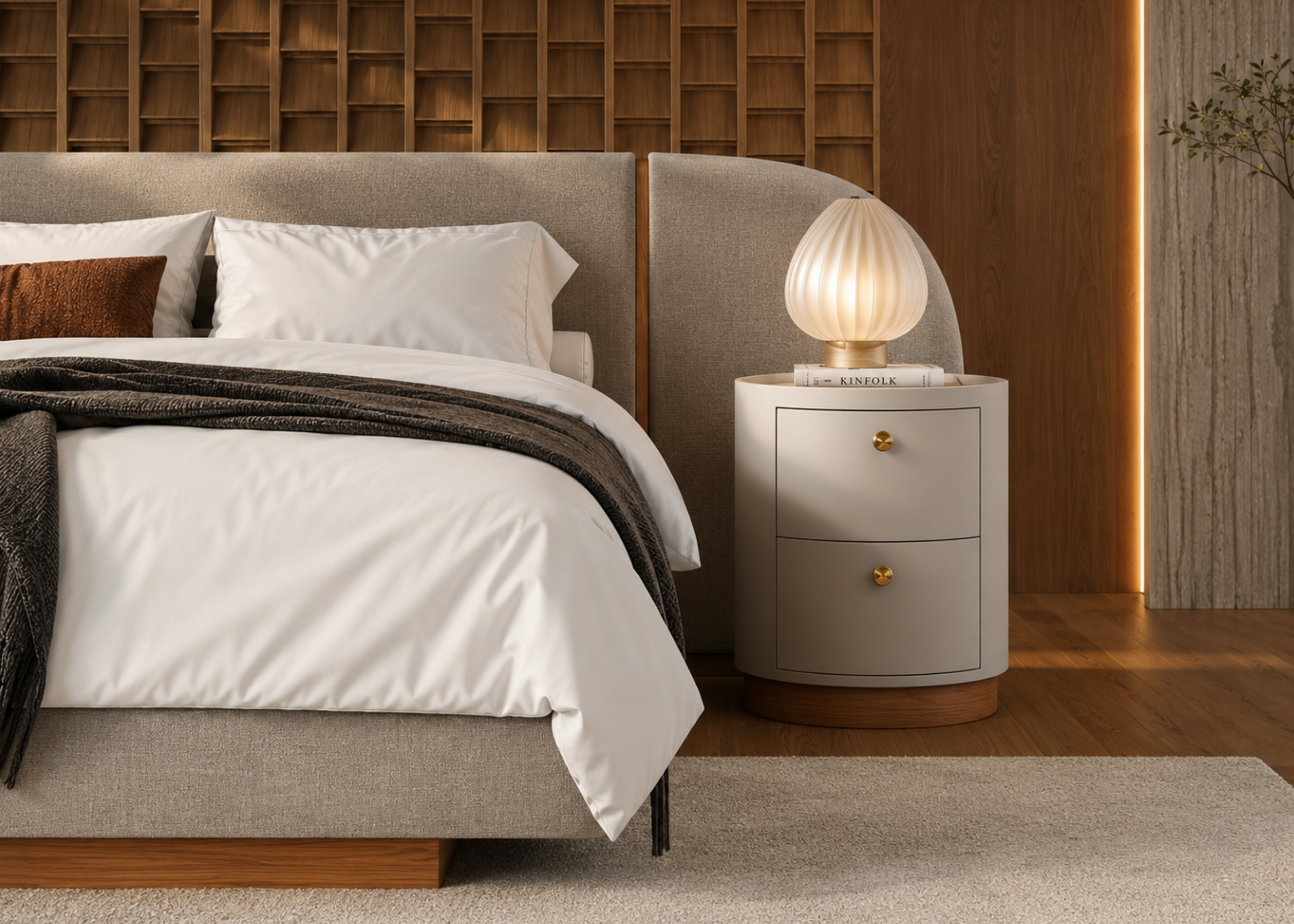 Mesa Cabeceira Lusso em quarto elegante com acabamento de alto padrão, apresentando design sofisticado e confortável, ideal para compor ambientes modernos e refinados.