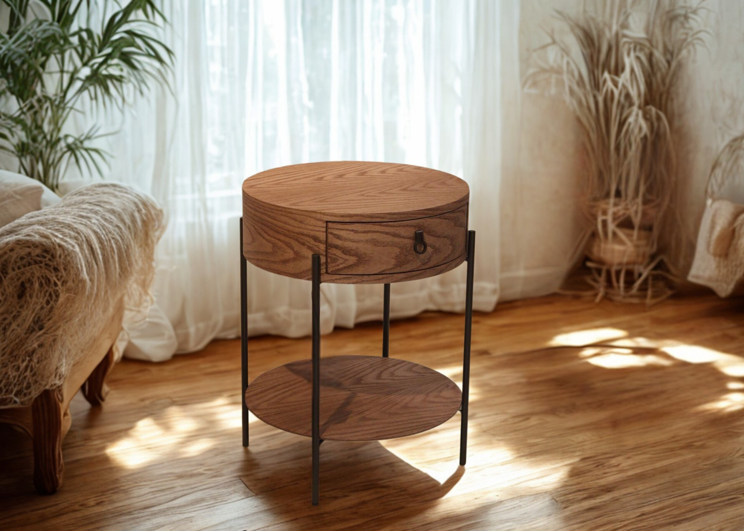 Mesa de cabeceira redonda modelo Notte, confeccionada em lâmina de carvalho com base em aço carbono. Design moderno e elegante, ideal para quartos contemporâneos, apresentada sobre fundo neutro.
