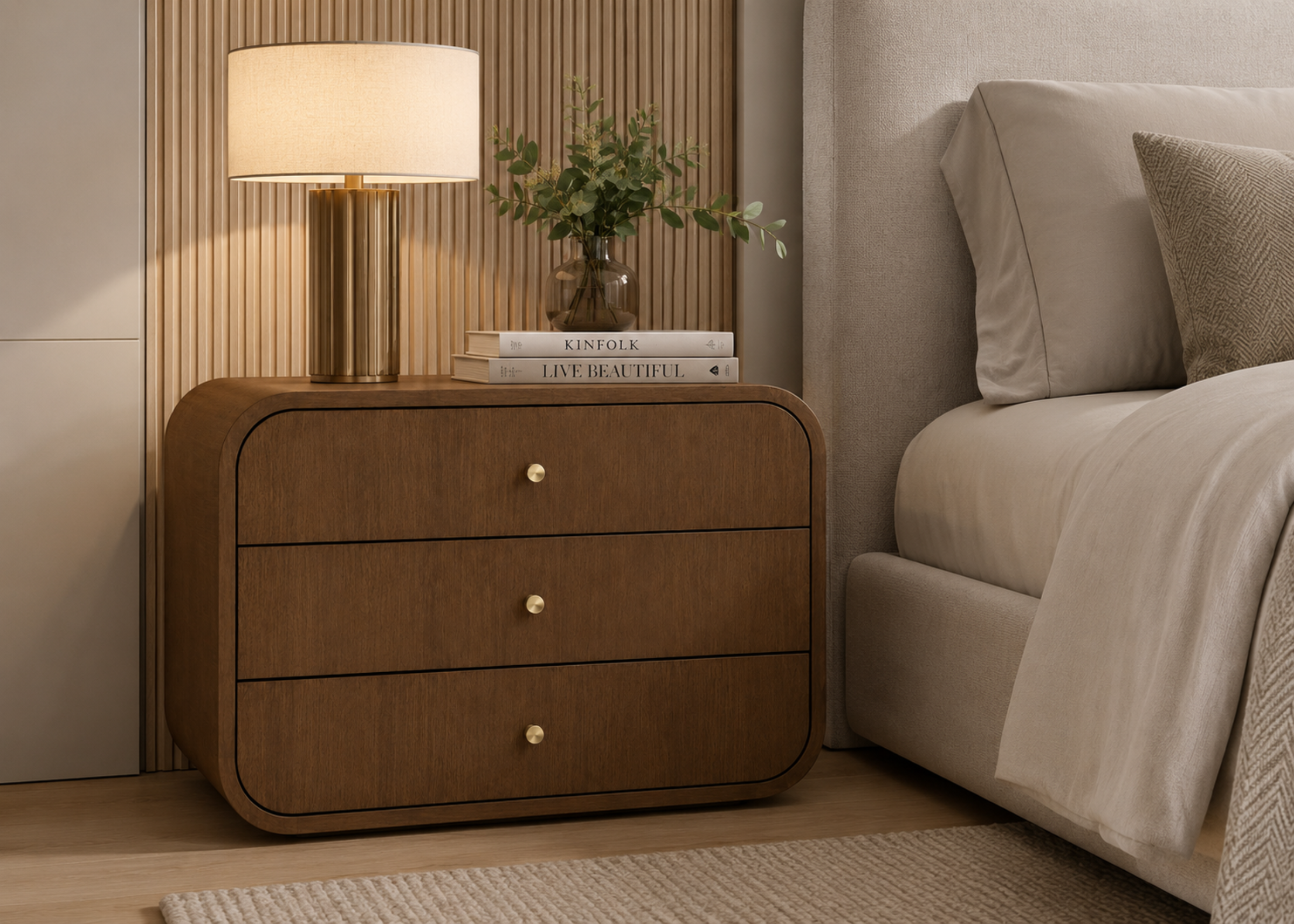 Mesa de cabeceira Sierra com estrutura em madeira e base metálica, apresentando design sofisticado e funcional para ambientes modernos.