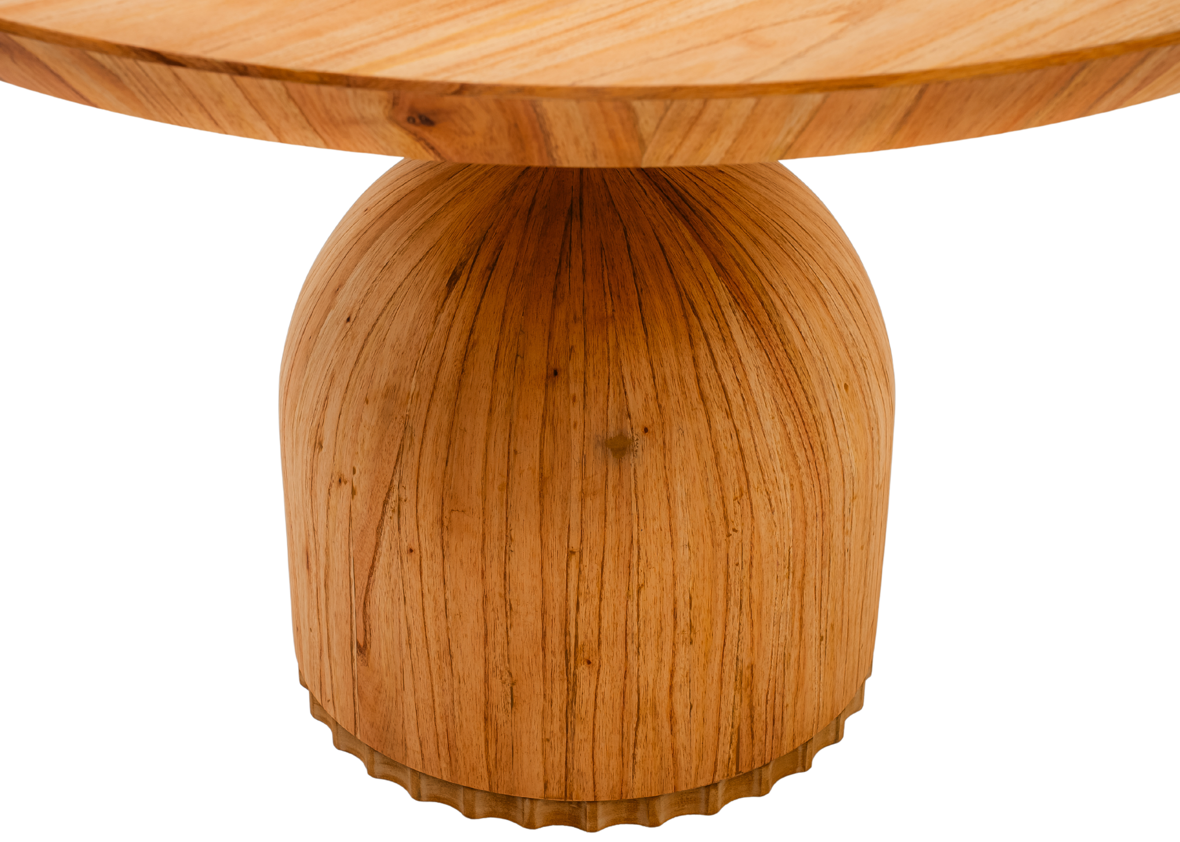Mesa de carteado Cálice com estrutura em laminado nature e tecido marrom, apresentando design elegante e contemporâneo, ideal para espaços refinados.