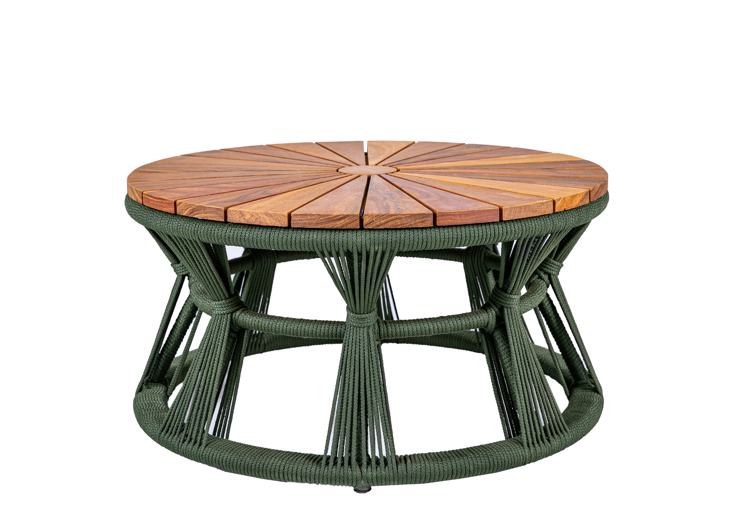 Mesa de centro para área externa modelo Emília com tampo em madeira cumaru e base em alumínio. Móvel para uso externo.