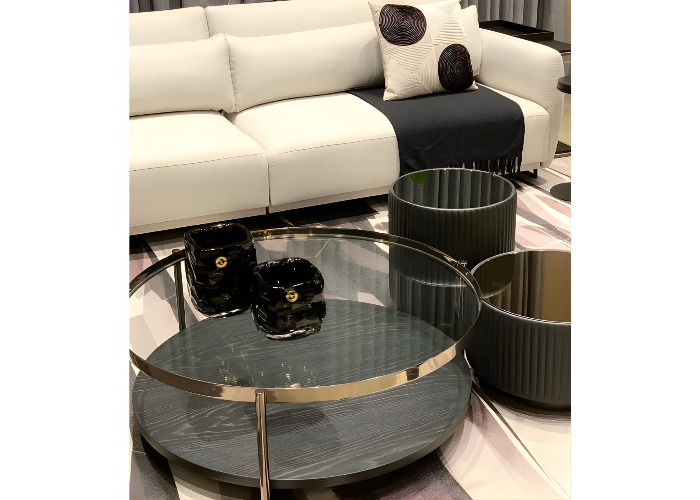 Mesa de centro Calla I com tampo em vidro transparente e estrutura em aço inox, unindo leveza visual e acabamento sofisticado para composições elegantes.