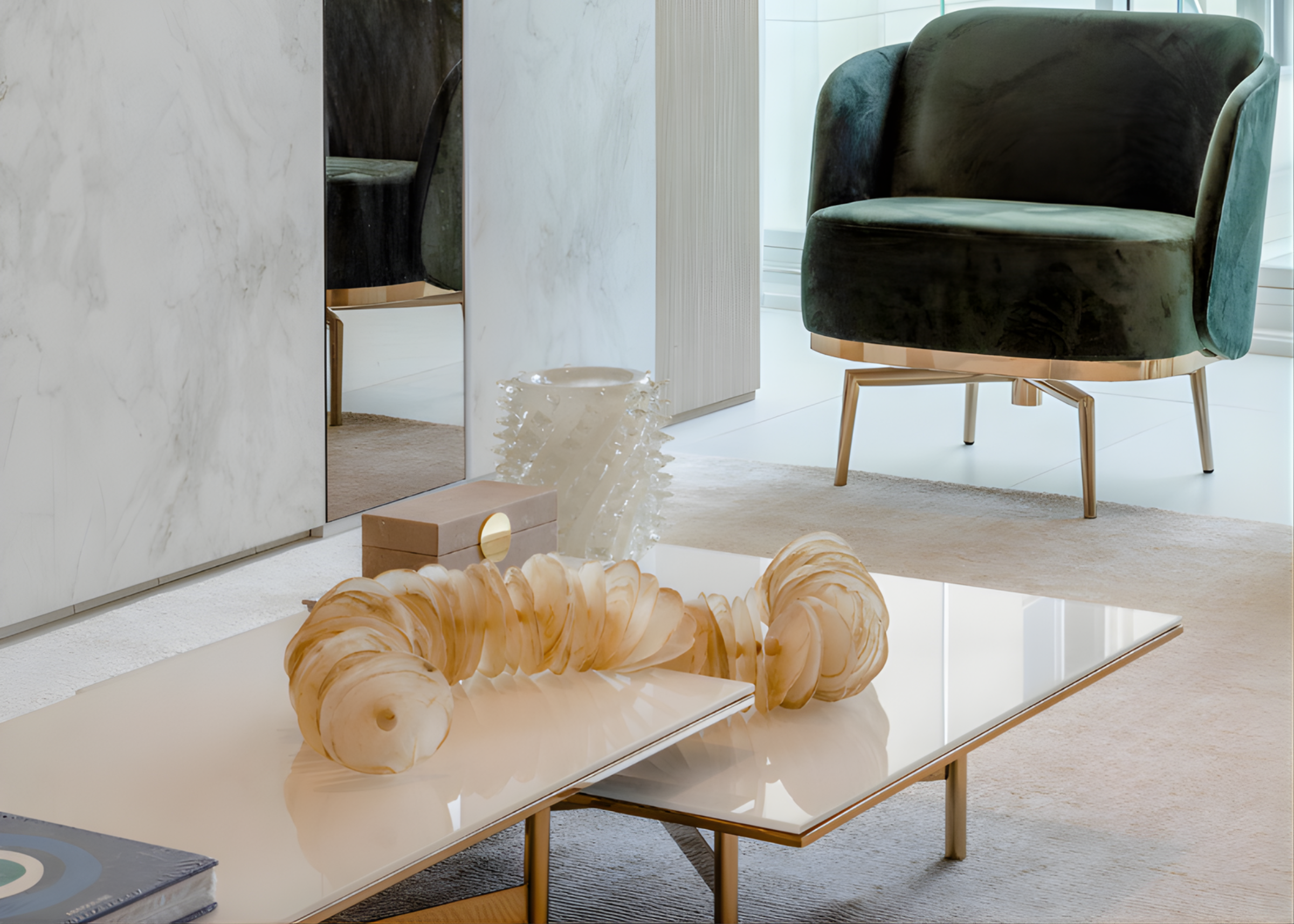 Mesa de centro Eiffel com tampo branco laqueado e base dourada, combinando elegância e modernidade para um ambiente sofisticado.