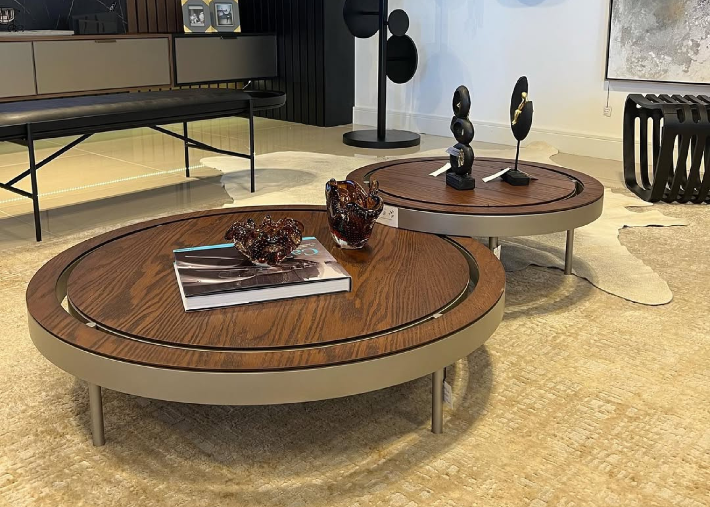 Mesa de centro modelo Frizzo com borda em acabamento metalizado. Design refinado e contemporâneo, ideal para ambientes sofisticados.
