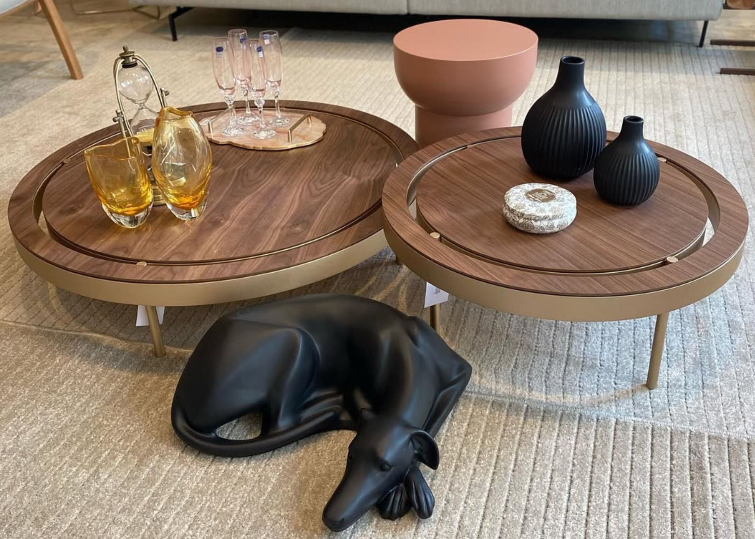 Mesa de centro modelo Frizzo em carvalho mel, com frisos decorativos na estrutura. Design contemporâneo e detalhado, ideal para ambientes elegantes.