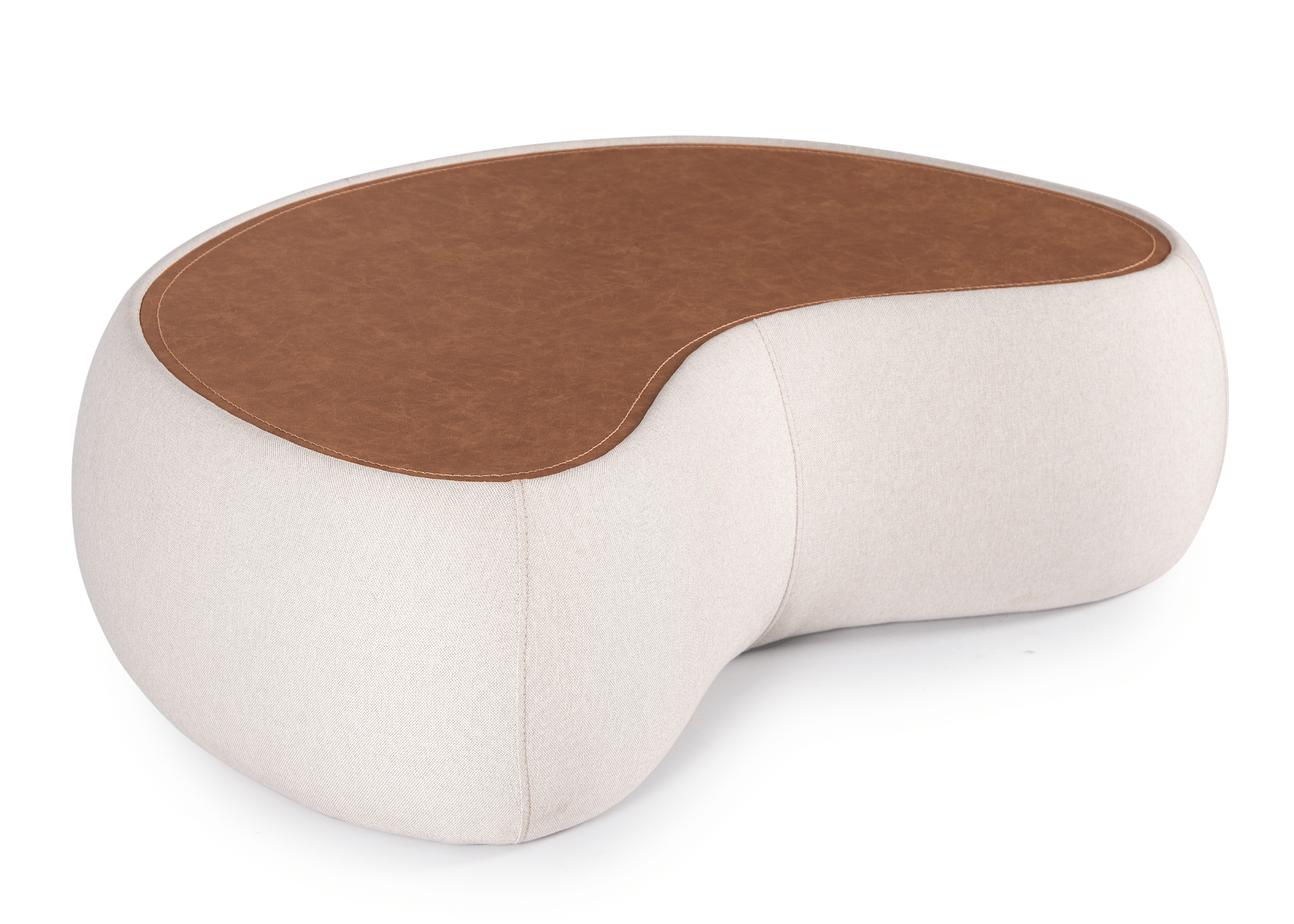Mesa de centro Halley com formato orgânico e tampo em recouro camel, ideal para salas sofisticadas.