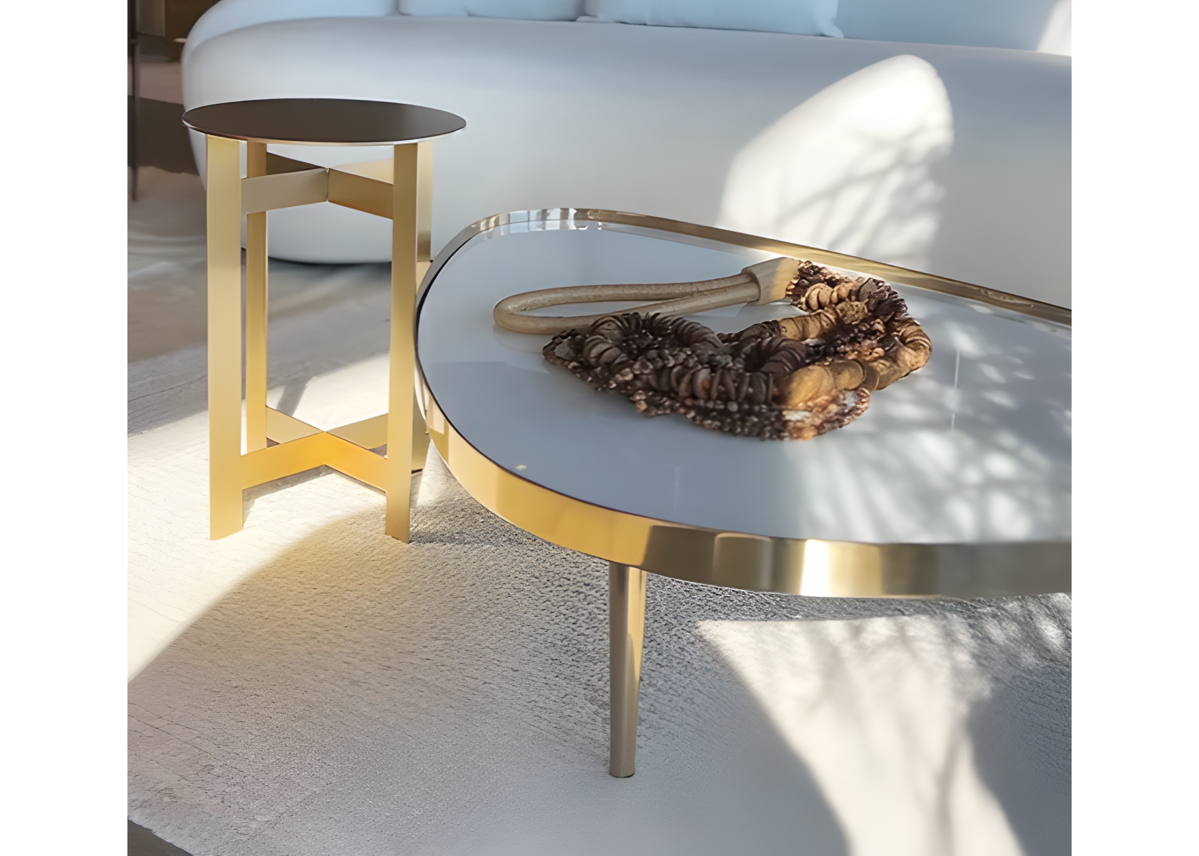 Mesa de centro Havena com tampo branco laqueado e base golden, unindo luxo e elegância em um design refinado.